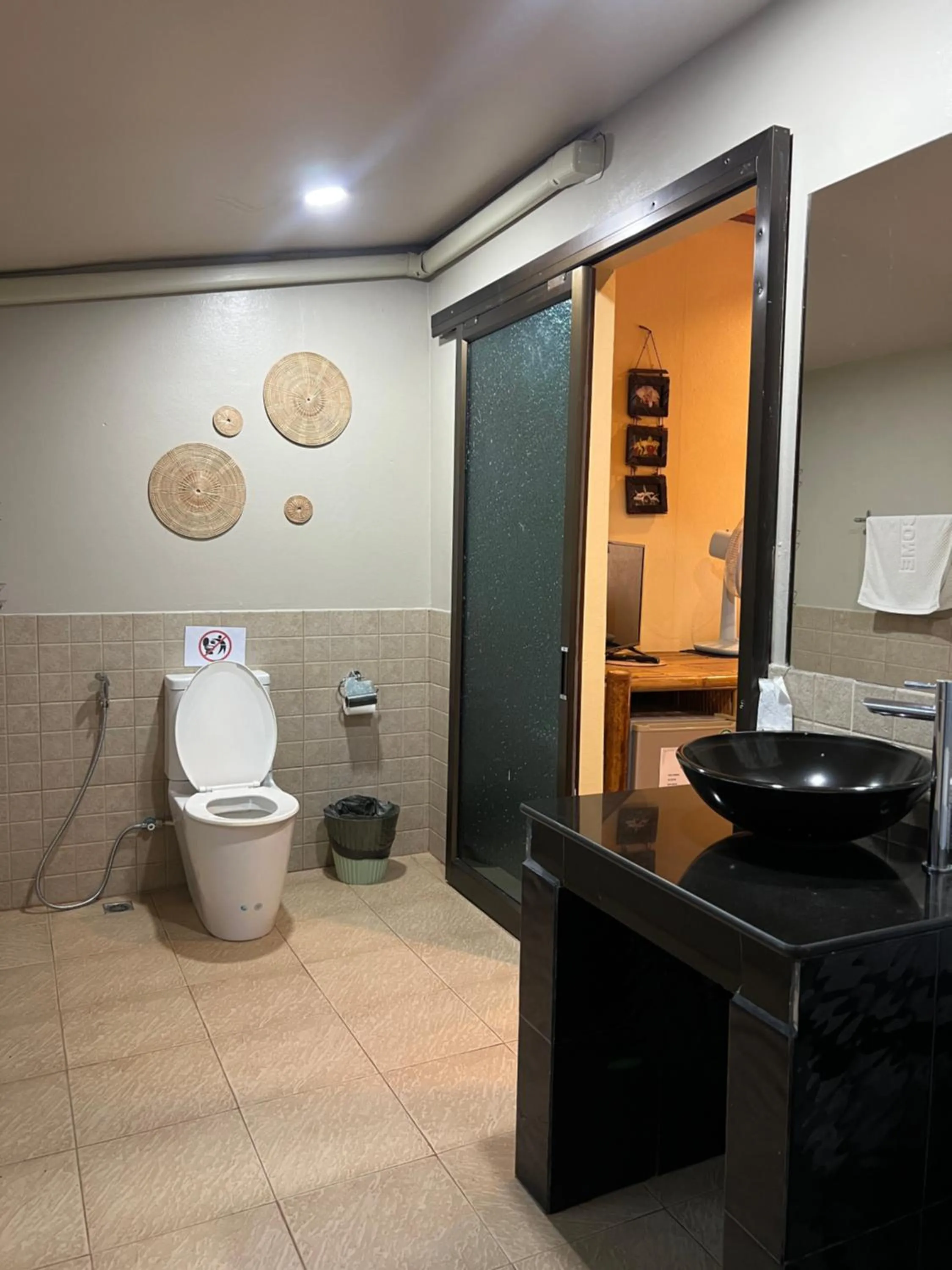 Toilet in Baan Ton Rak Boutique Resort