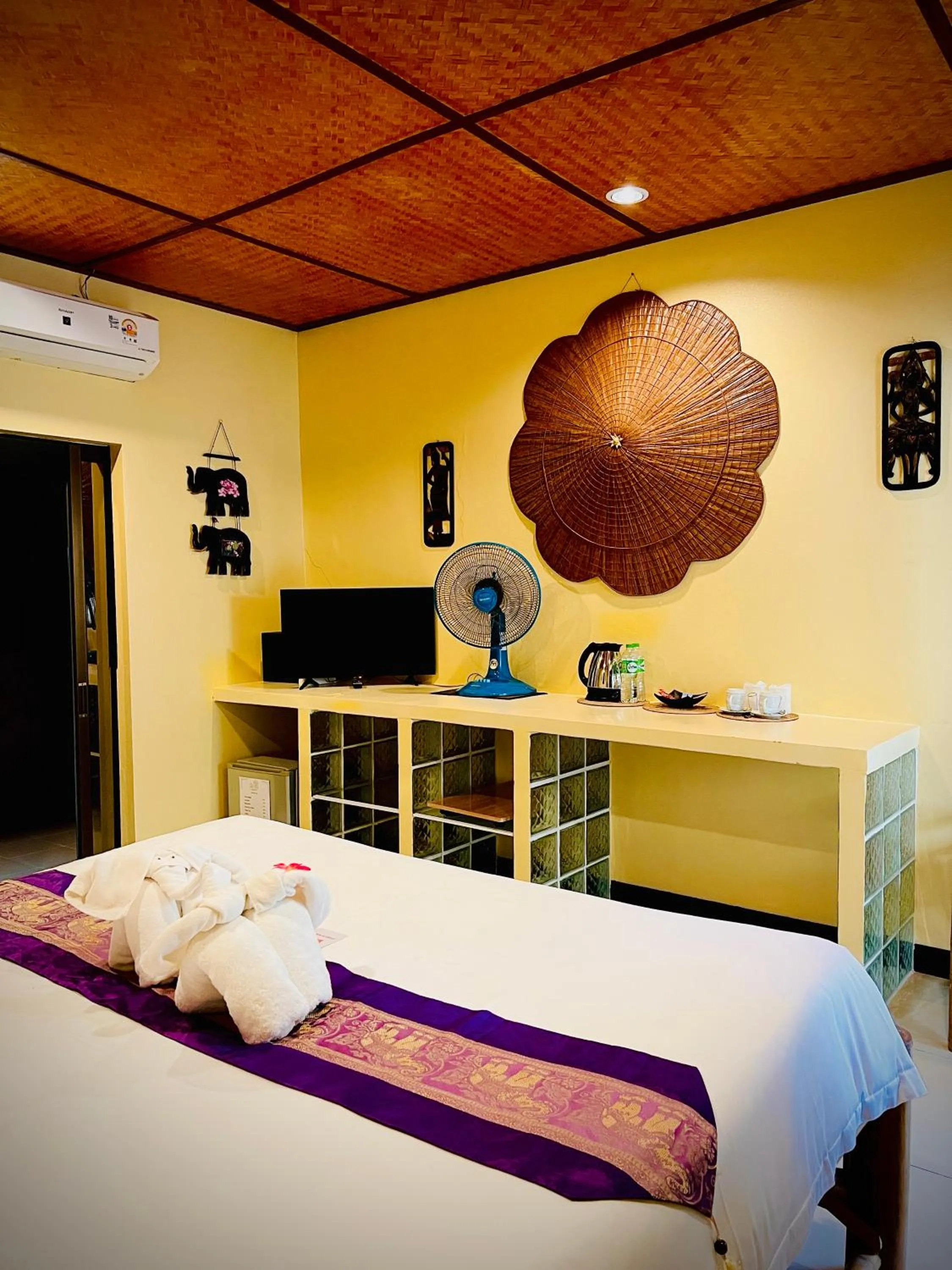 Bed in Baan Ton Rak Boutique Resort