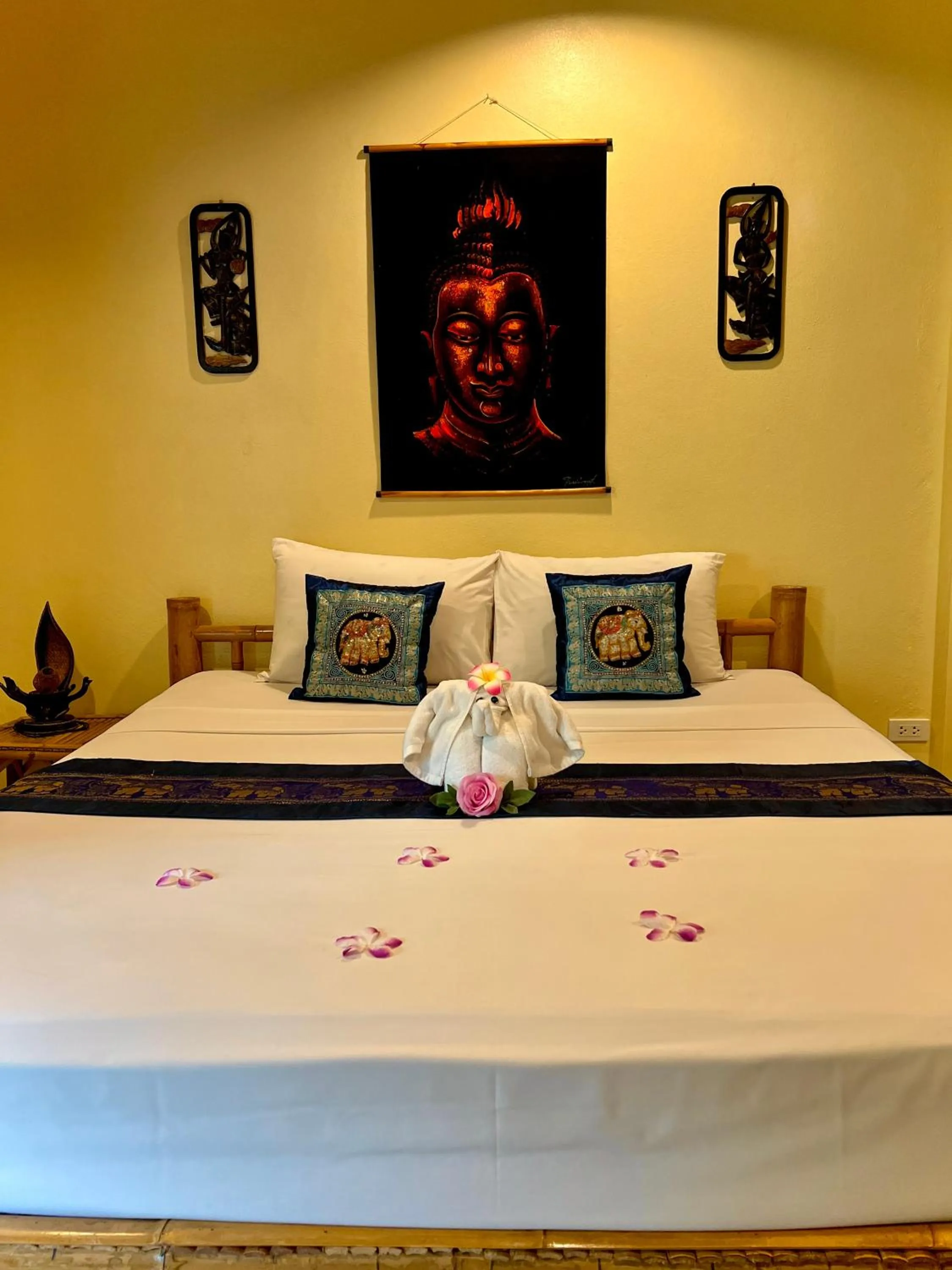 Bed in Baan Ton Rak Boutique Resort