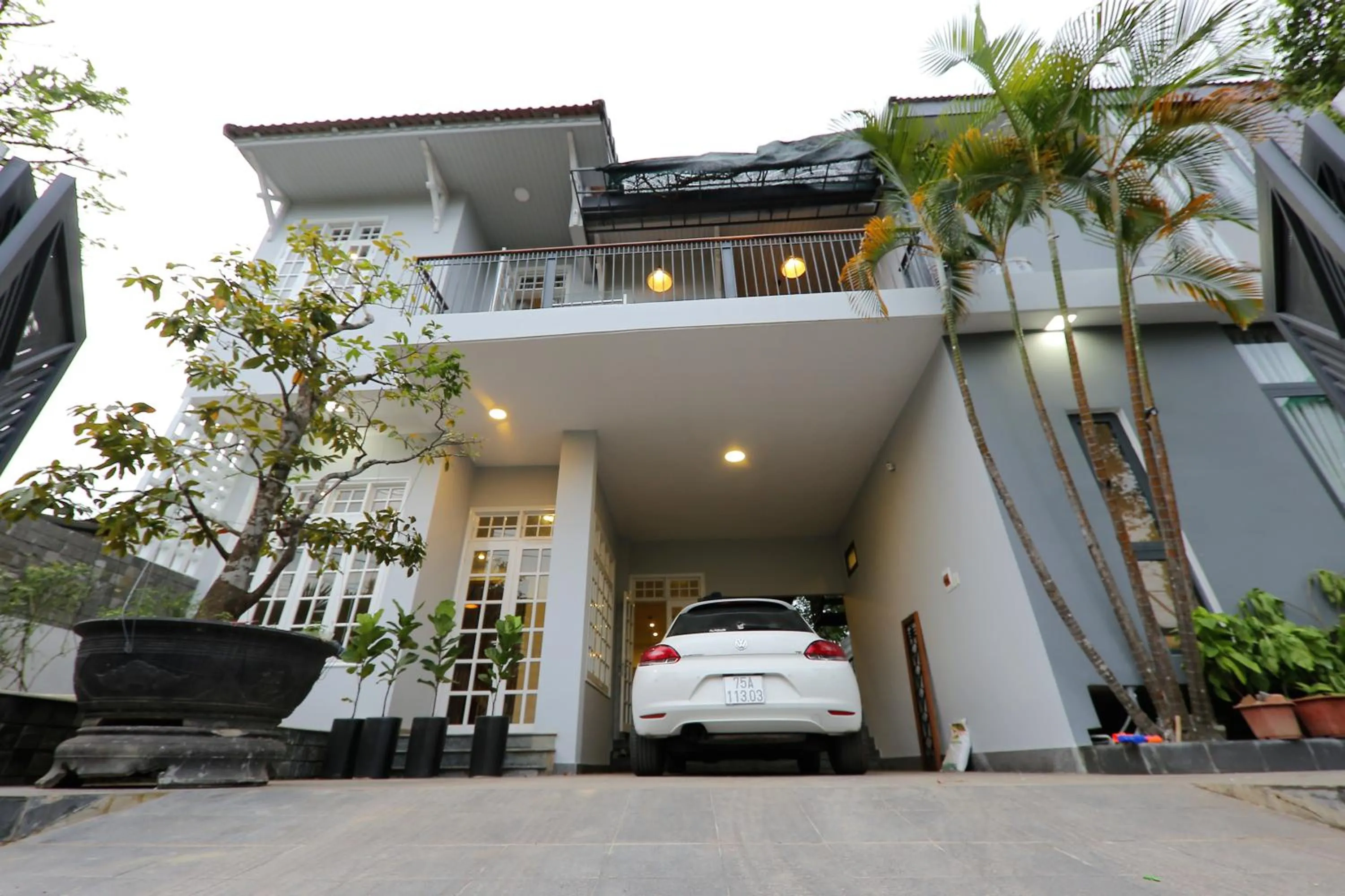 Facade/entrance in Hill Bungalow