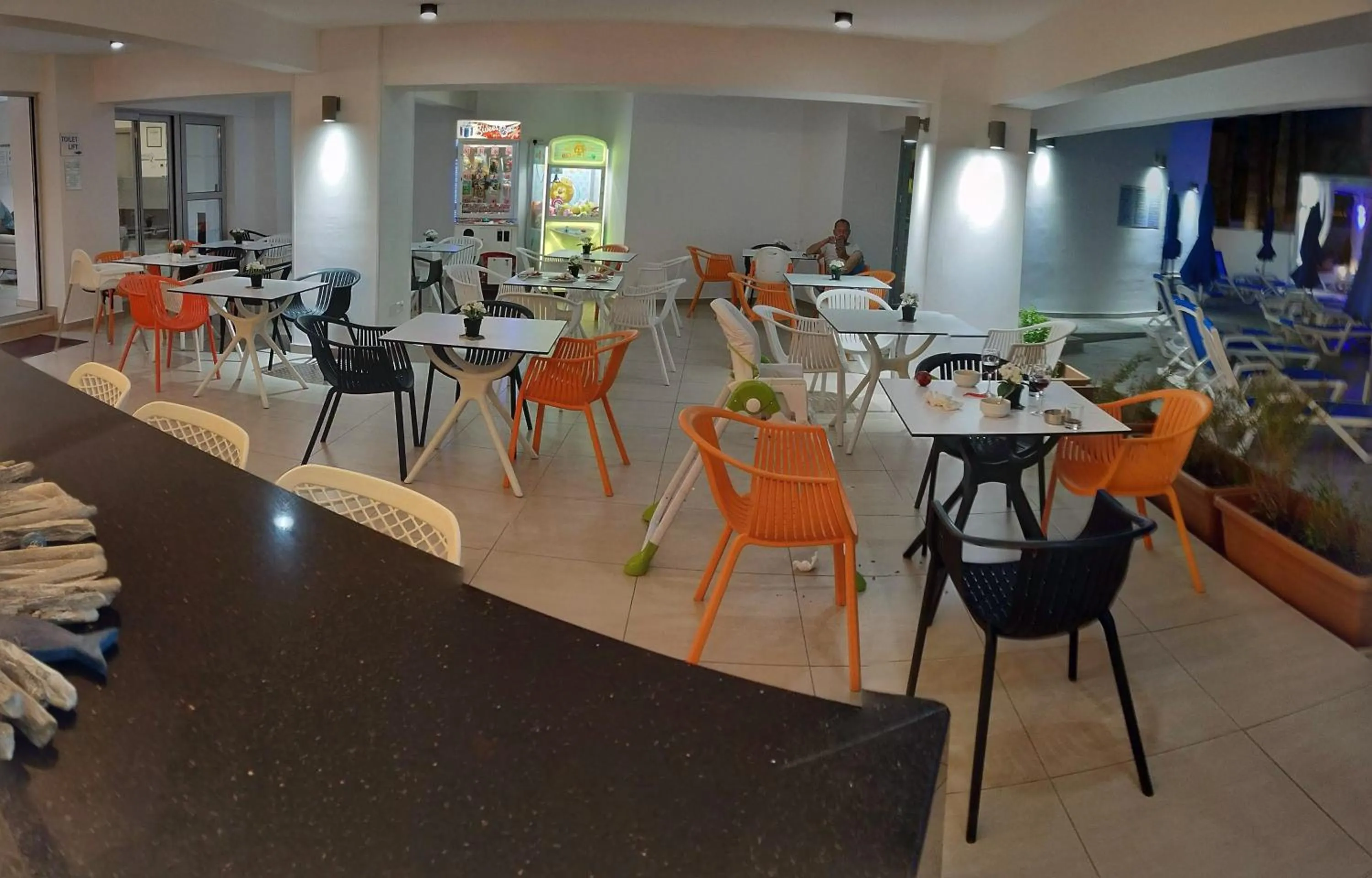 Restaurant/places to eat in Captain Pier Hotel