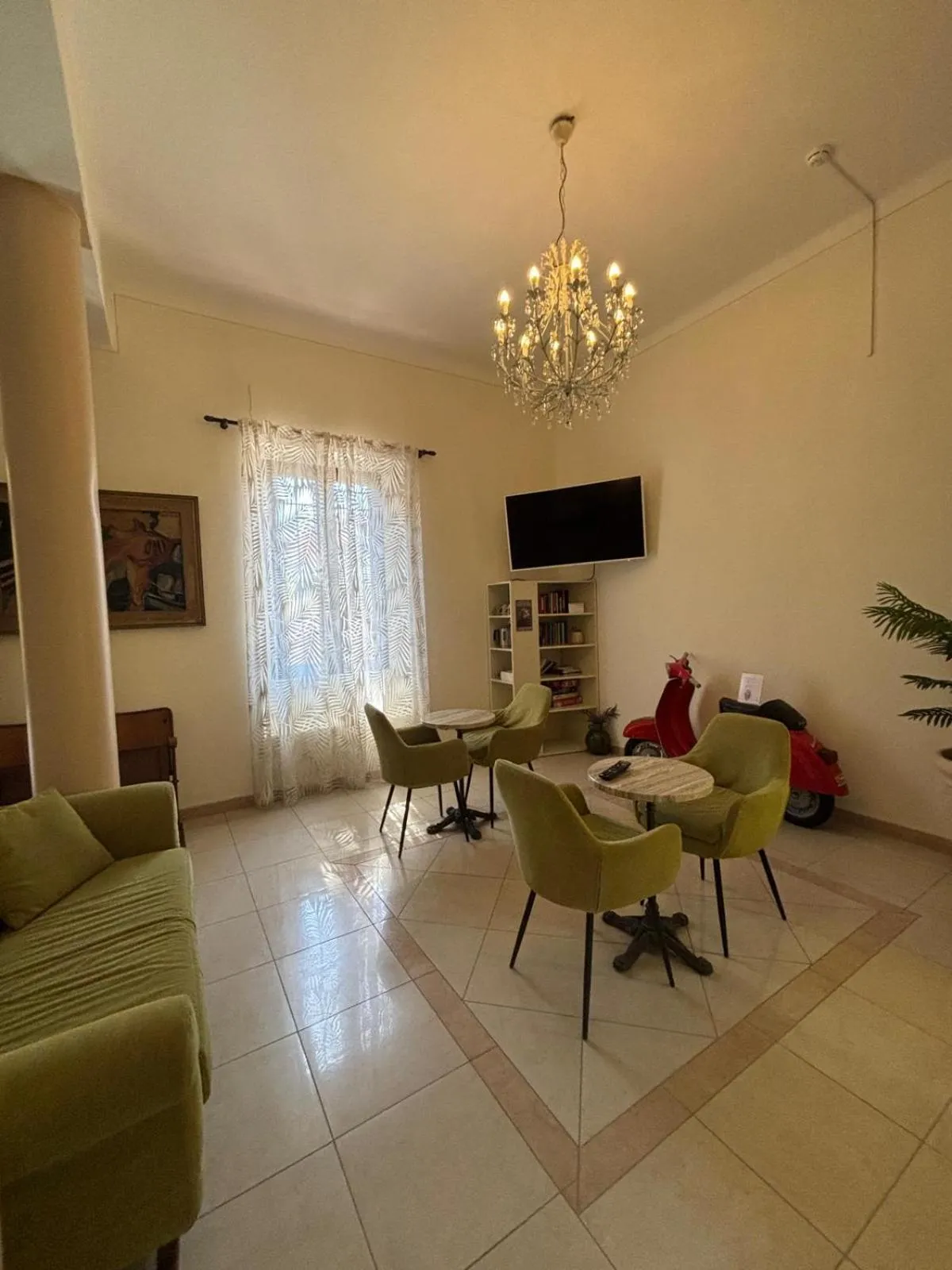 Communal lounge/ TV room in Hotel Virginia