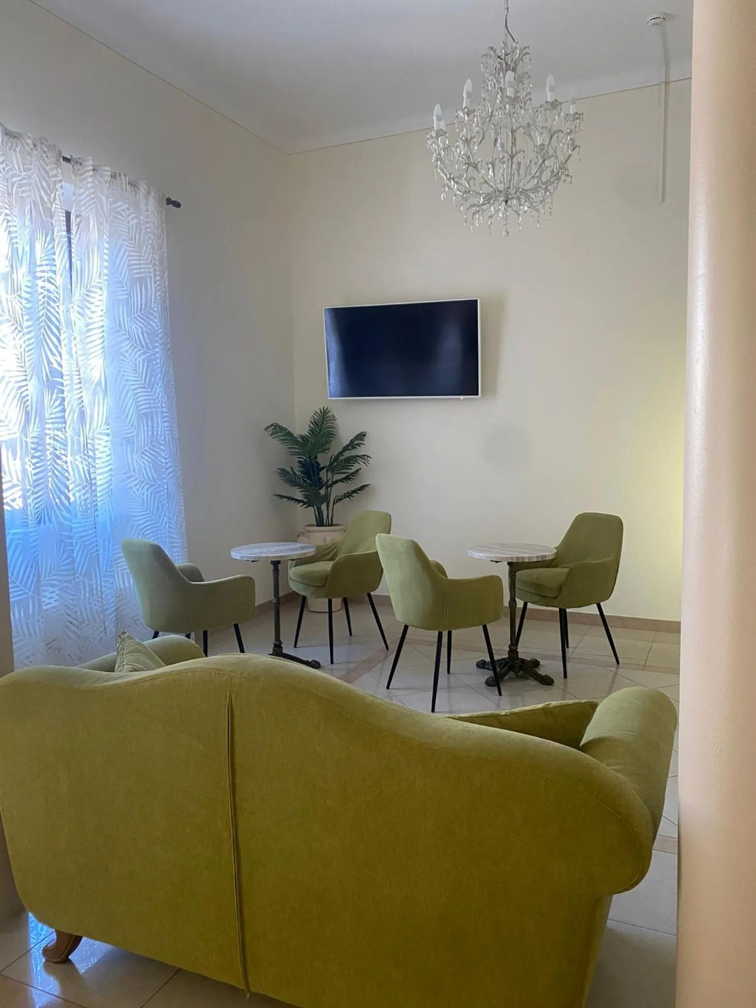 Communal lounge/ TV room in Hotel Virginia