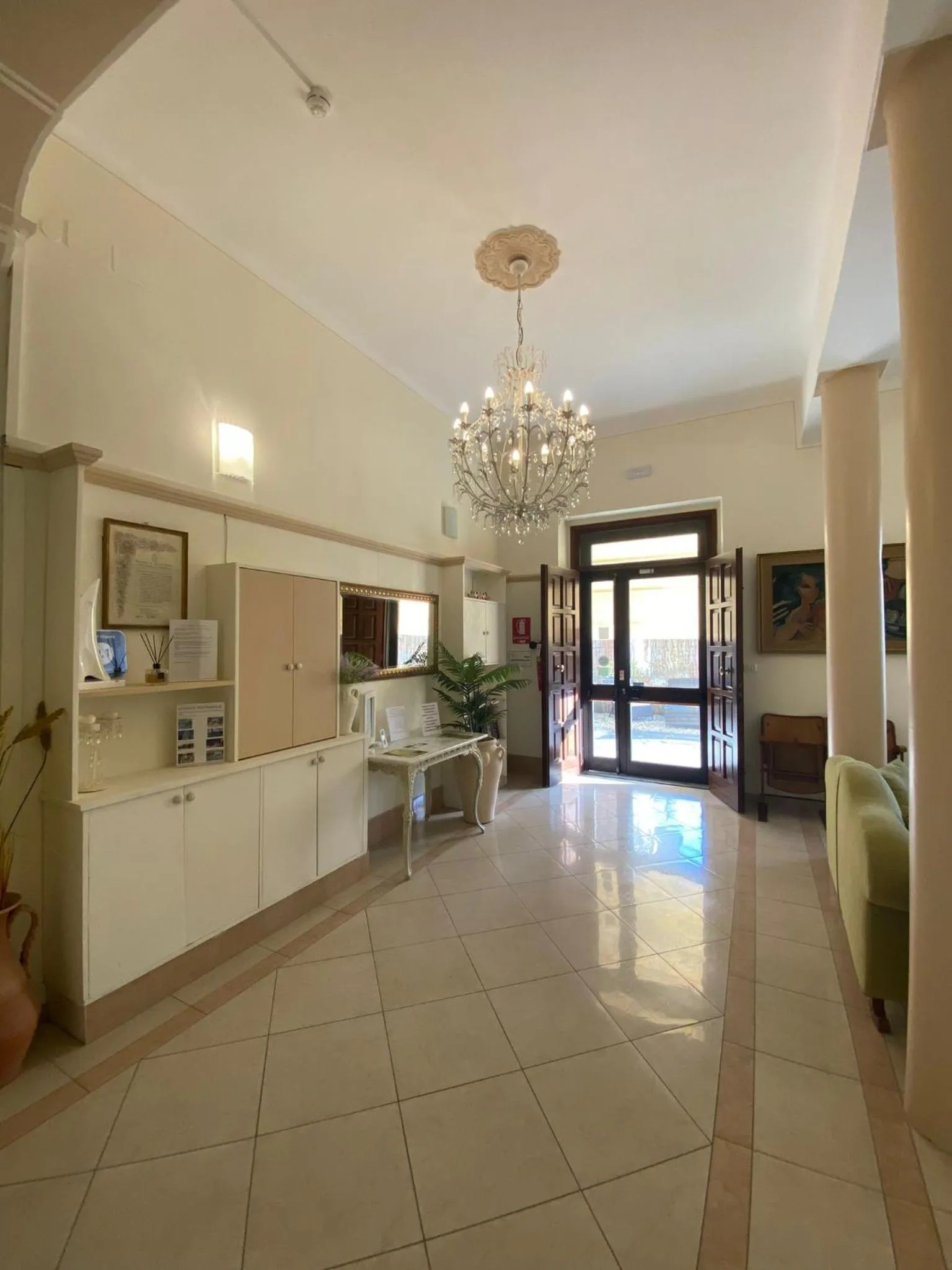 Communal lounge/ TV room in Hotel Virginia