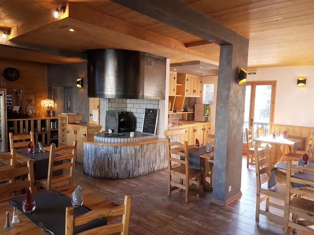 Dining area in Hôtel les Vallois