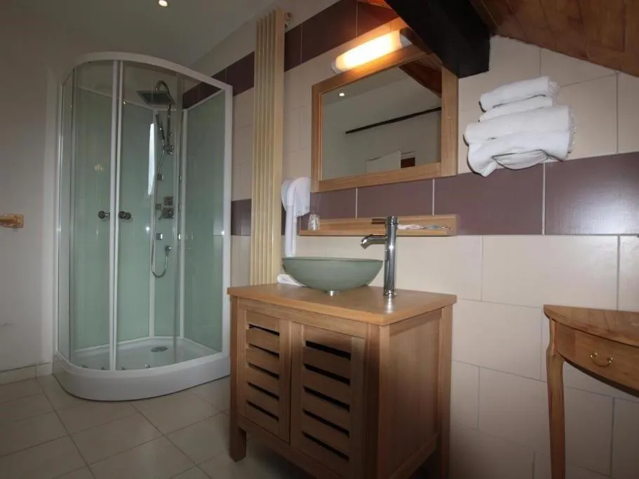 Bathroom in Hôtel les Vallois