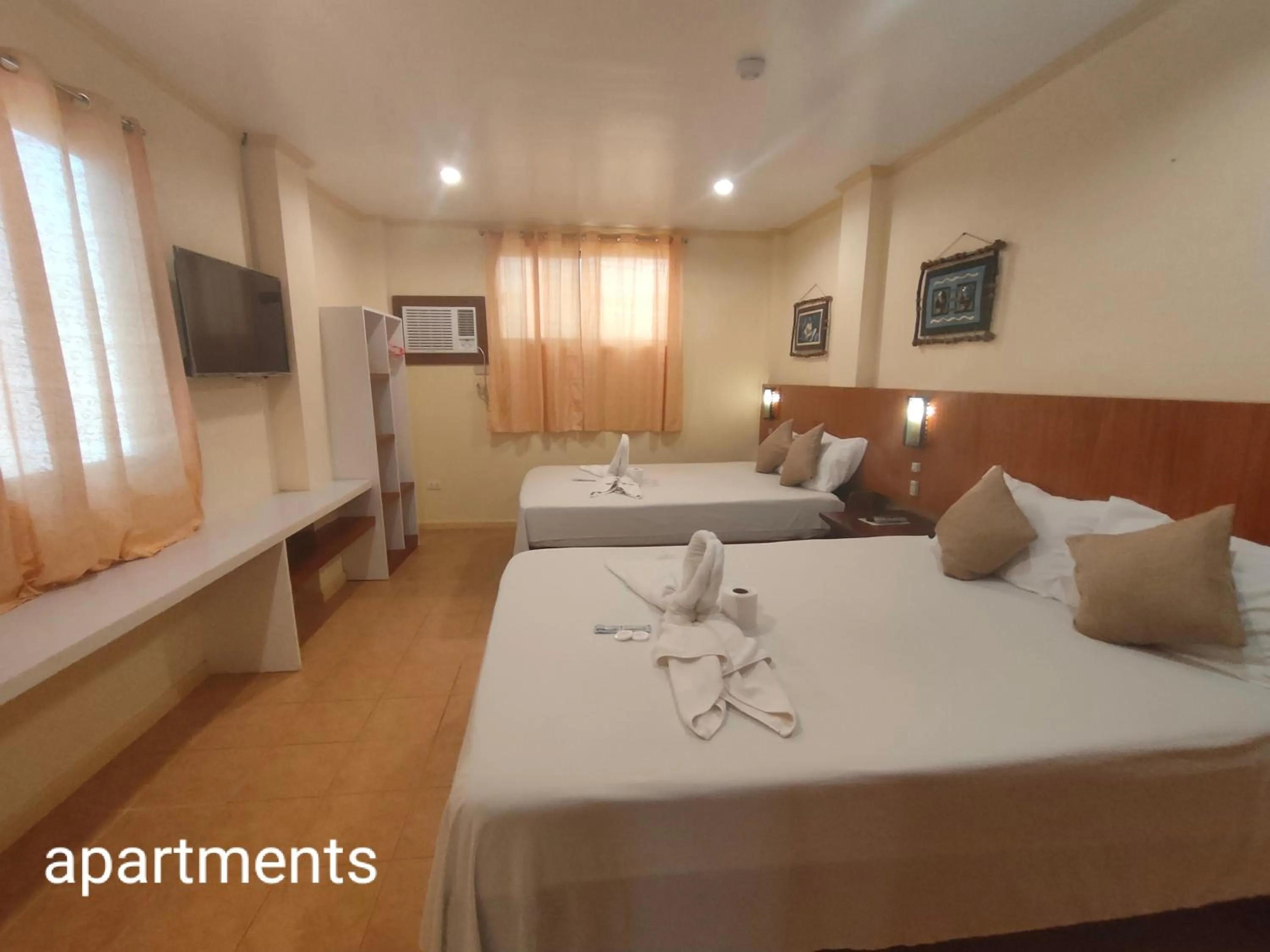 Photo of the whole room, Bed in Sulu Plaza