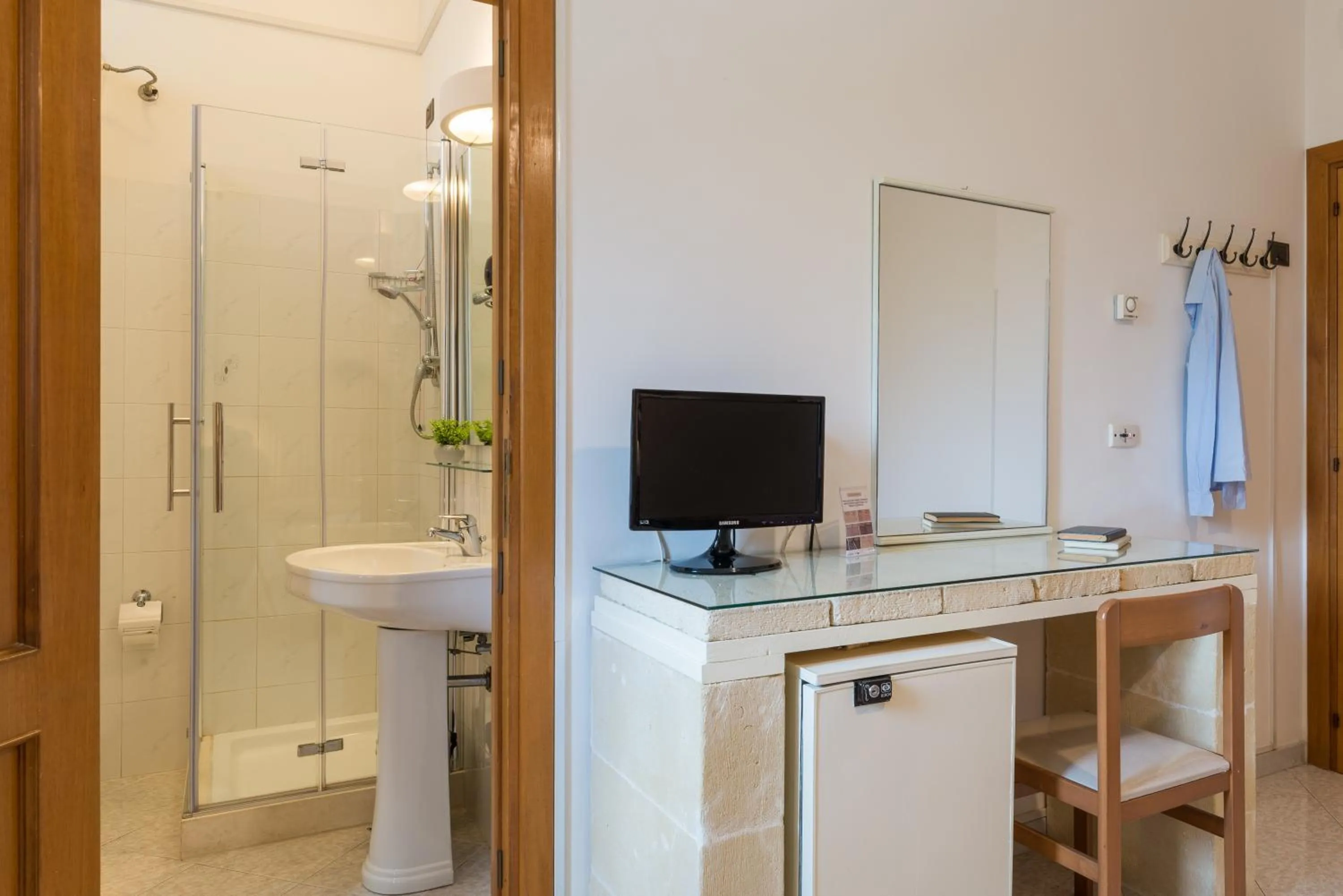 TV/Entertainment Center in Piccolo Hotel Villa Rosa