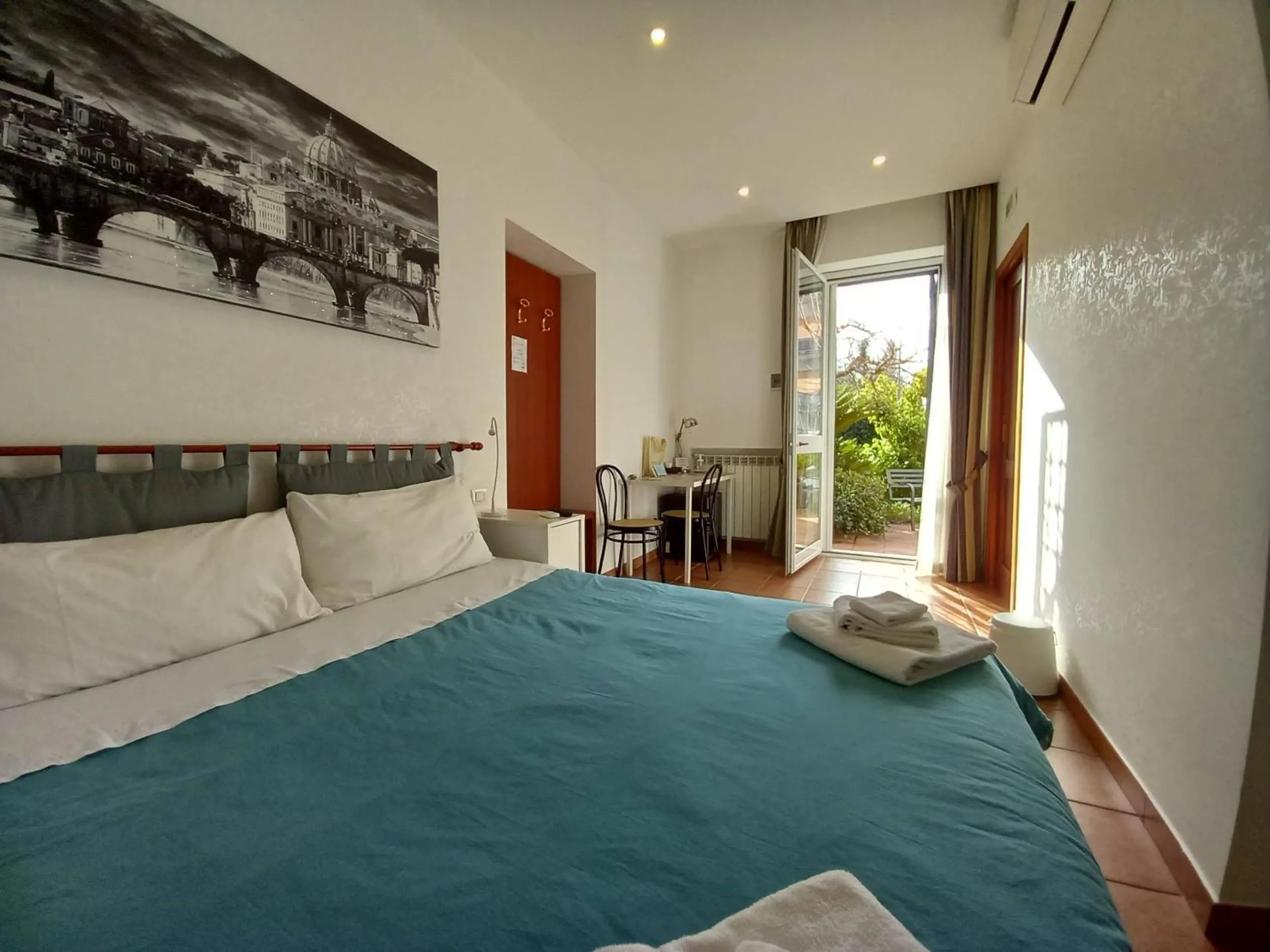 Bedroom, Bed in L'Oasi al Pigneto - Guest house