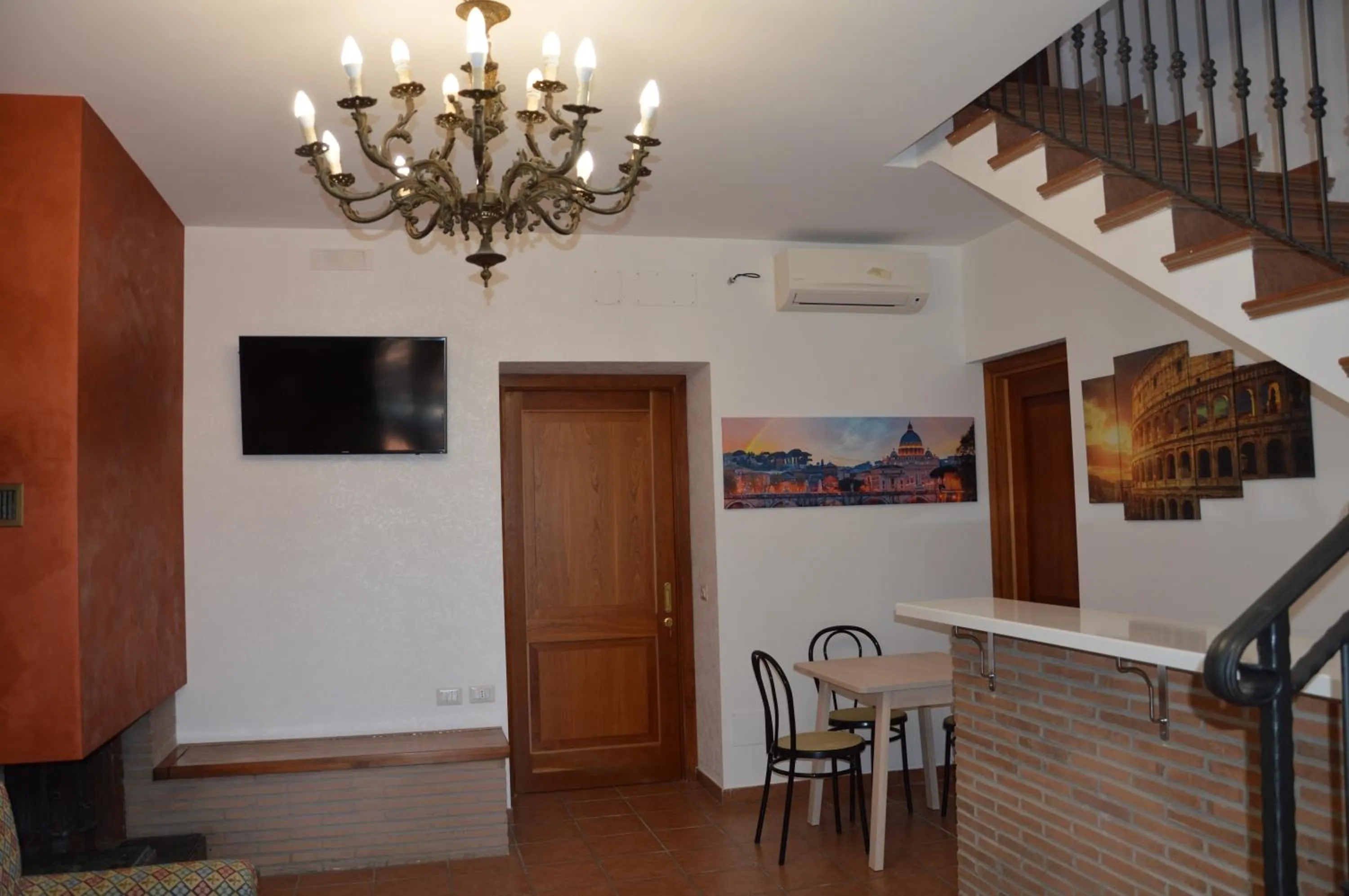 Communal lounge/ TV room in L'Oasi al Pigneto - Guest house