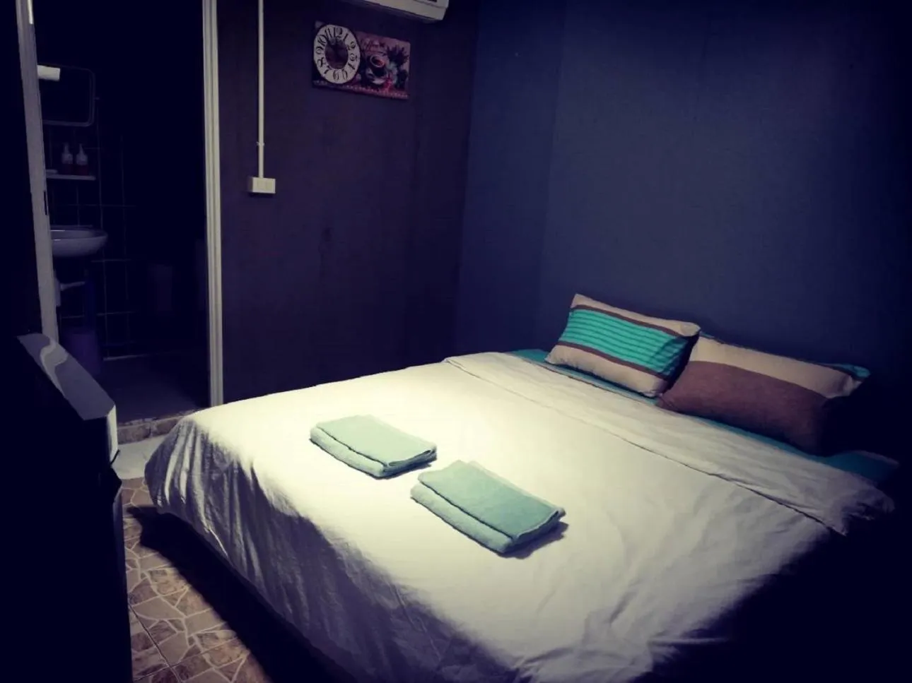 Photo of the whole room, Bed in E2S Place