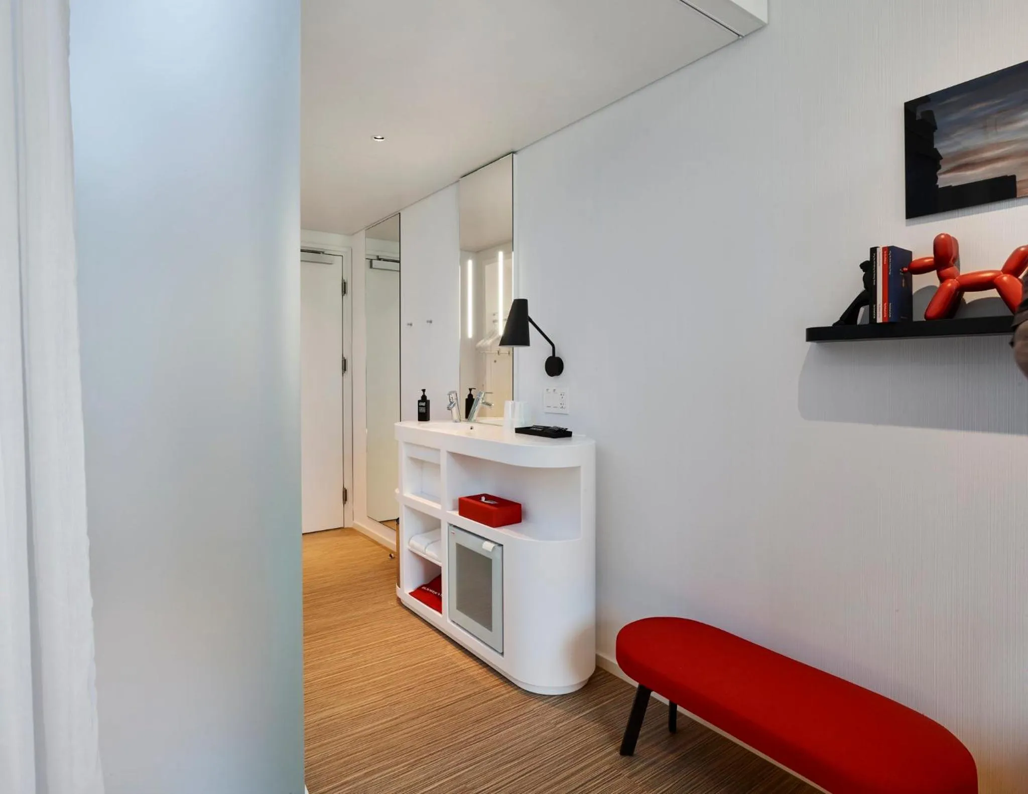 Photo of the whole room in citizenM Seattle South Lake