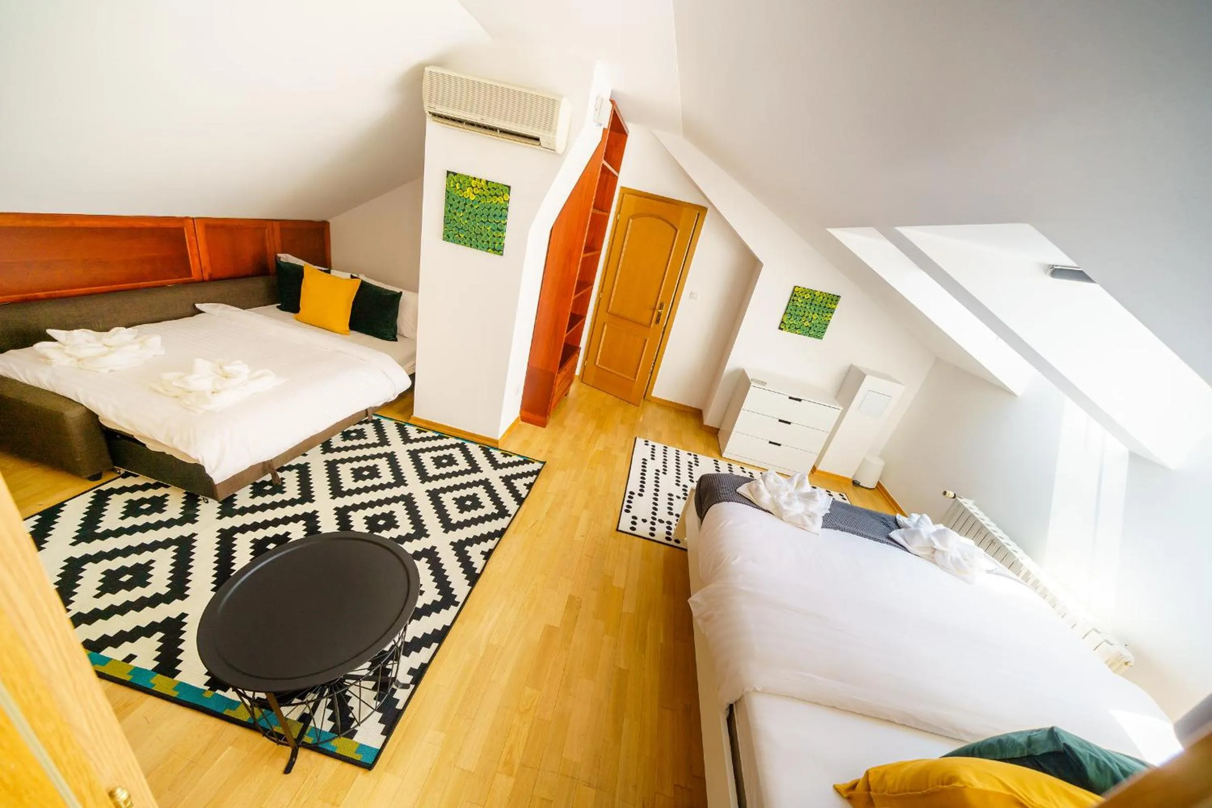 HOME ALONE 5BR+3BATH Penthouse in center of Prague