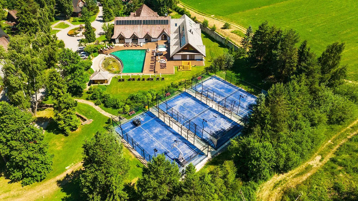 Tennis court in Oravský Háj Garden Hotel & Resort