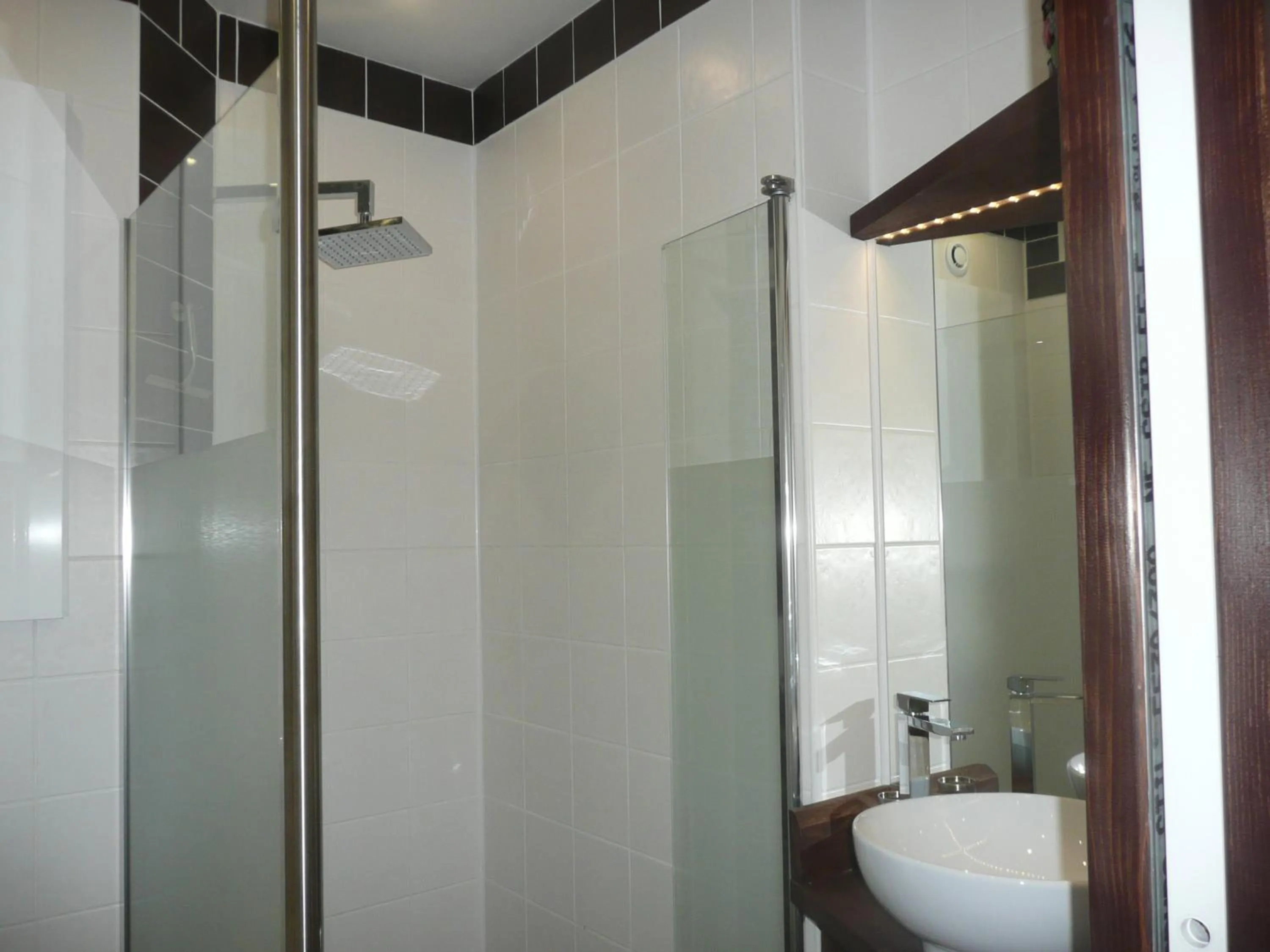 Shower in L'ISLE DE FRANCE