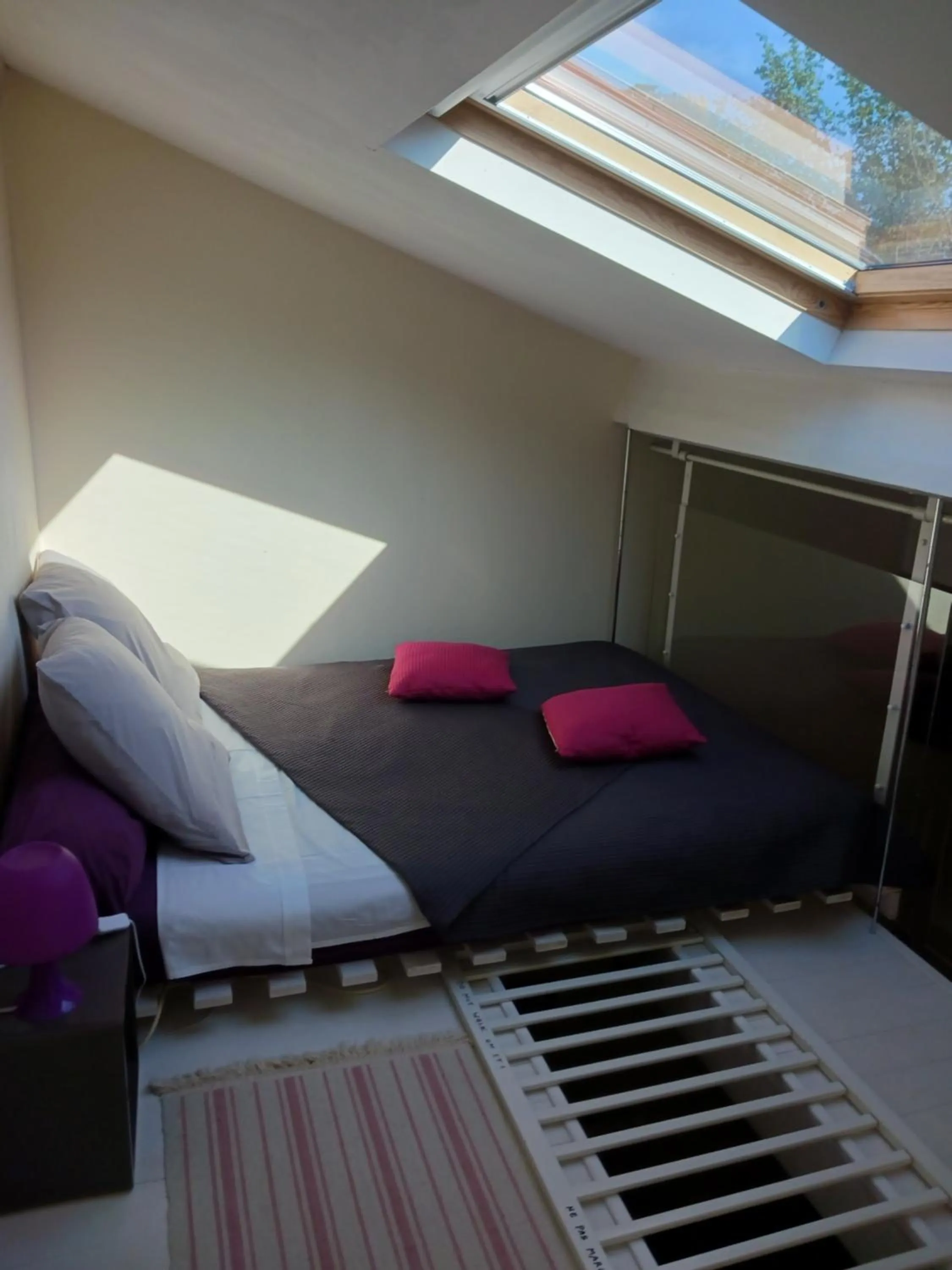 Bed in L'ISLE DE FRANCE