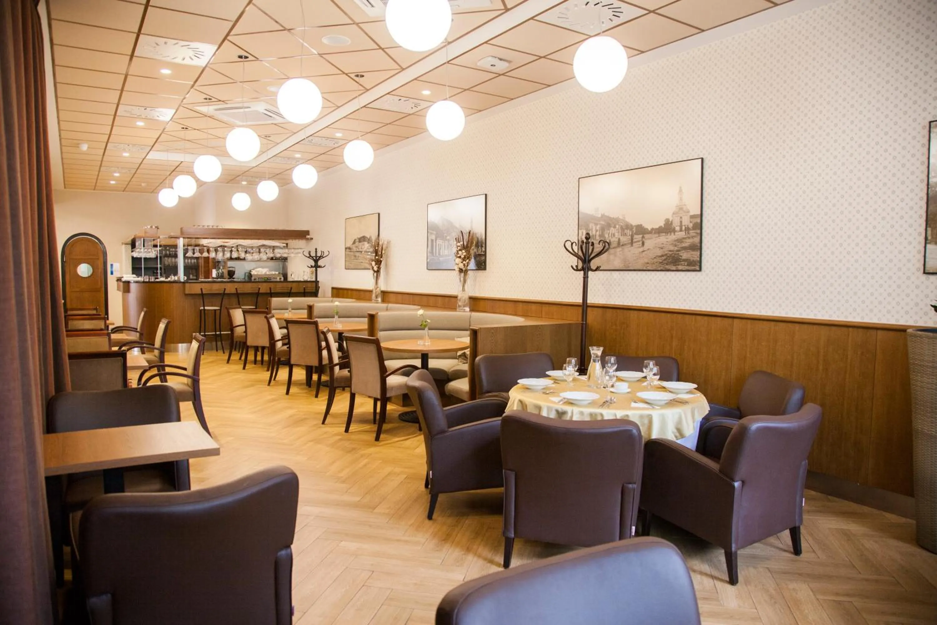 Restaurant/places to eat in Hotel Eminent