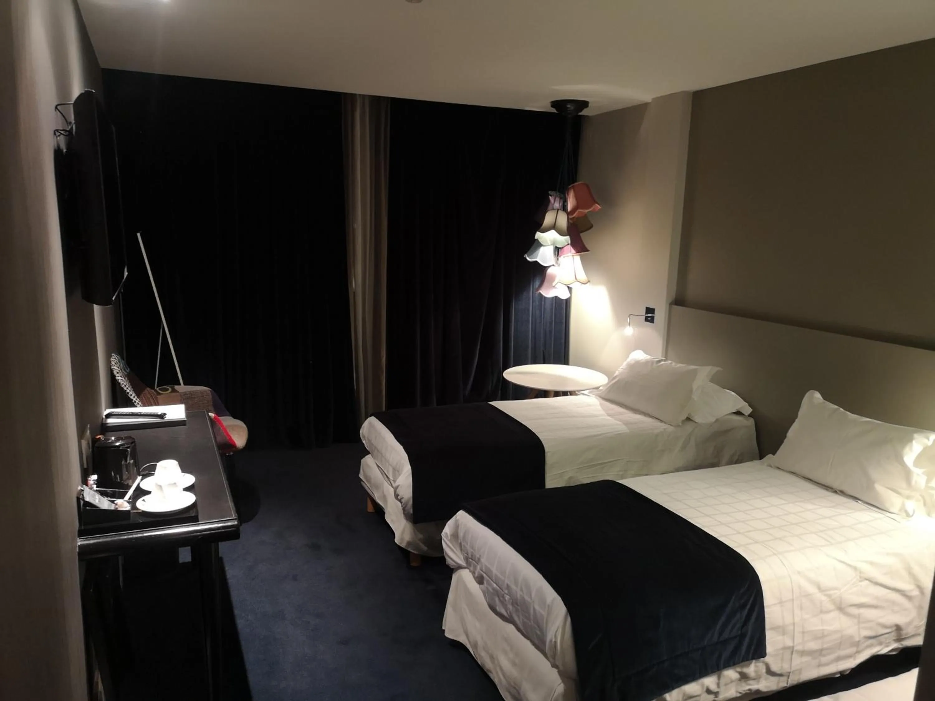 Bedroom, Bed in Hotel le Cinq Hyper - Centre