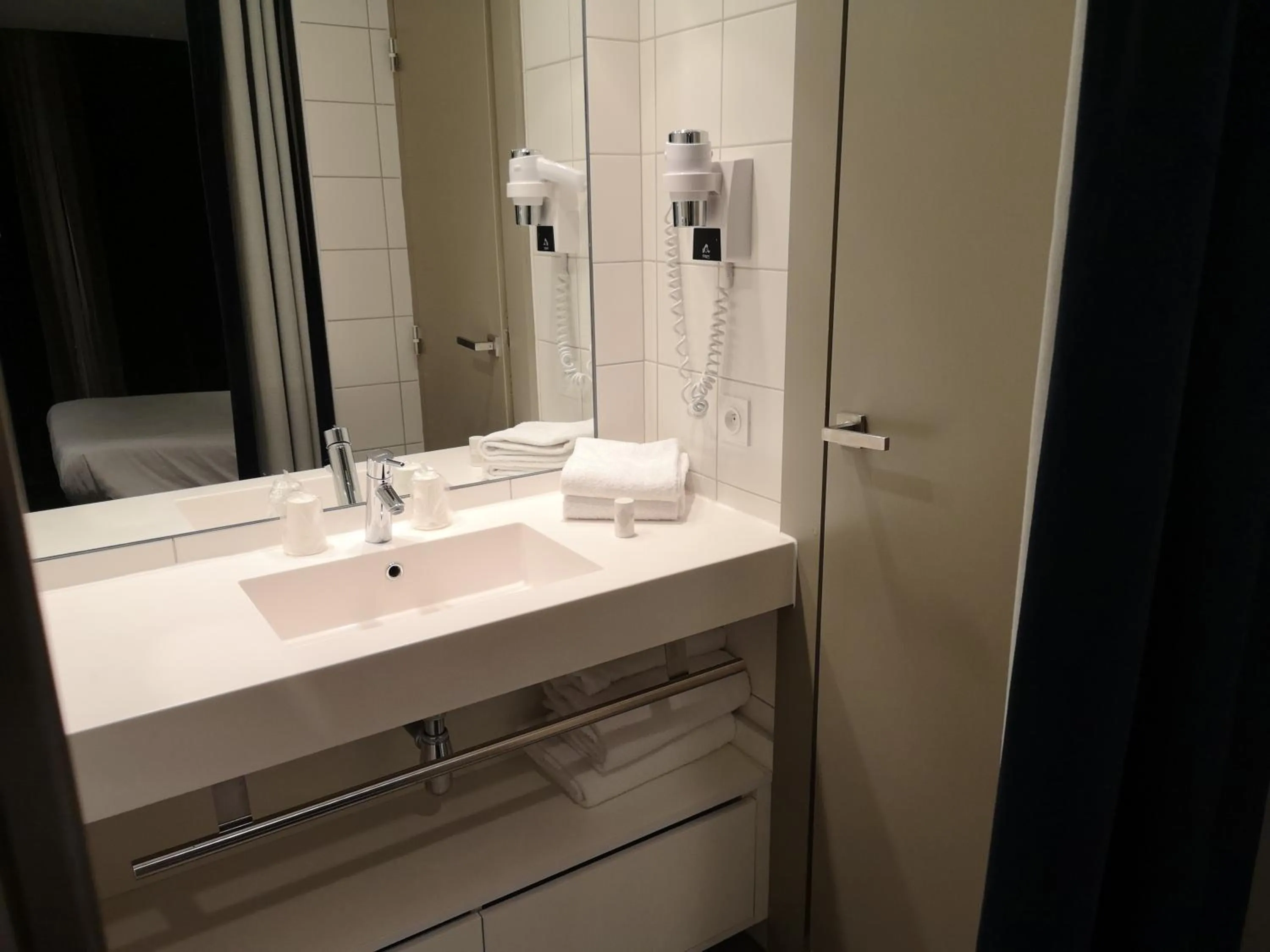 Bathroom in Hotel le Cinq Hyper - Centre