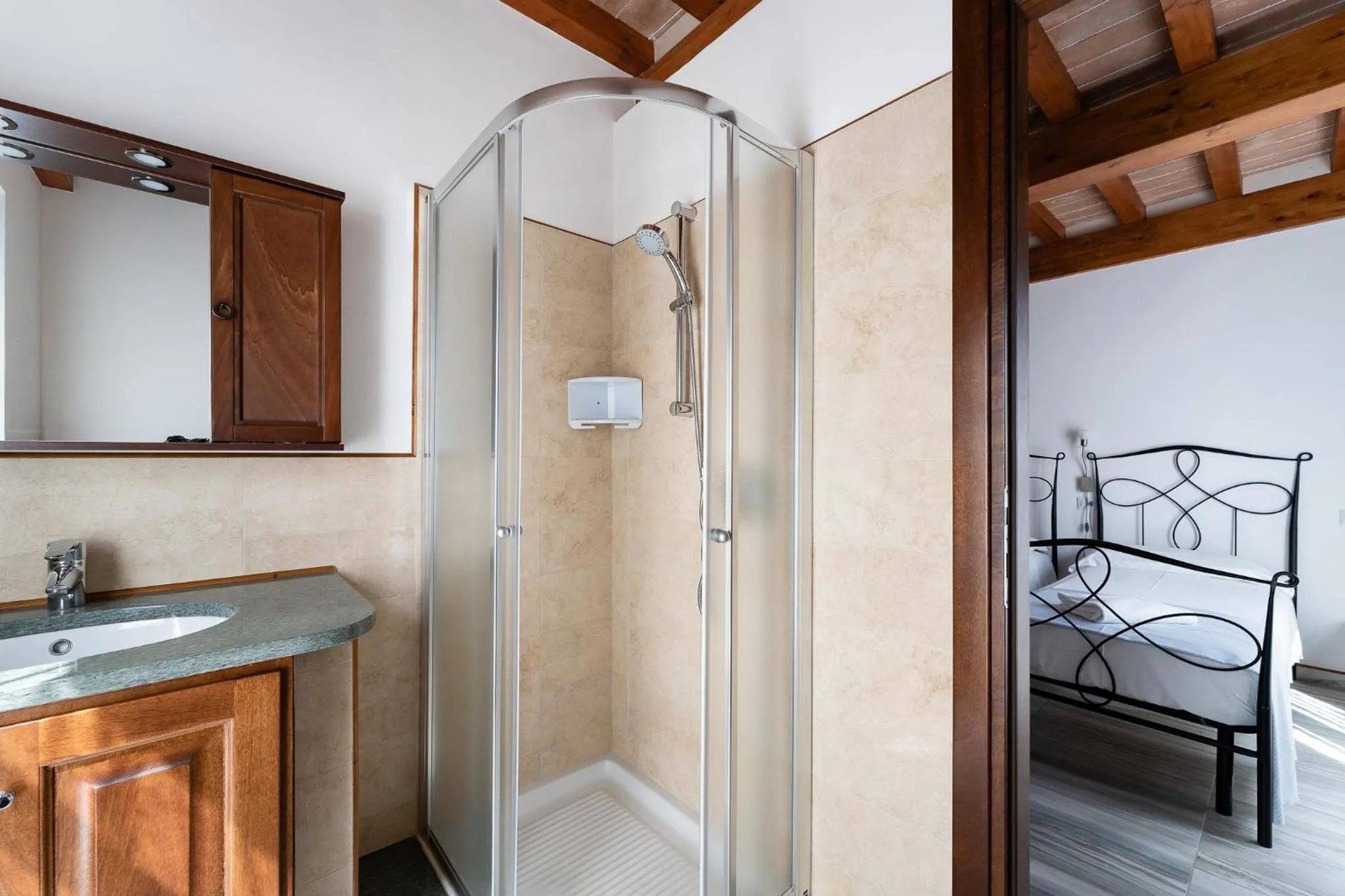 Bathroom, Bed in Hotel Delfino