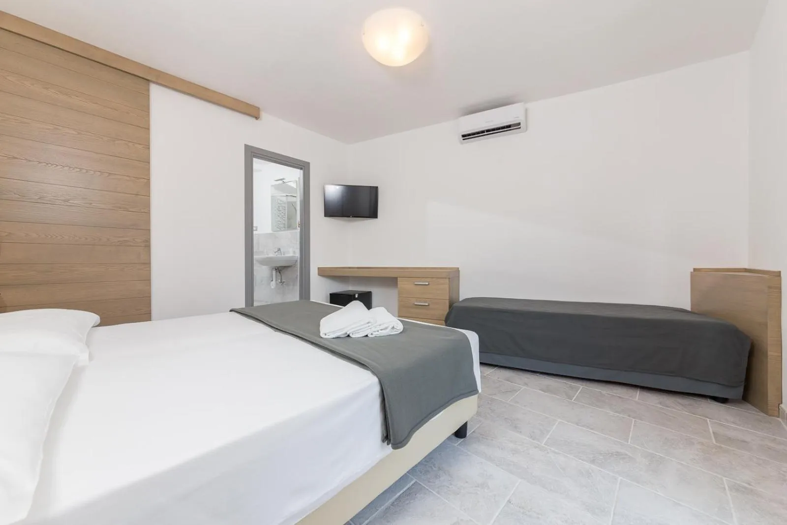 Bedroom, Bed in Hotel Delfino