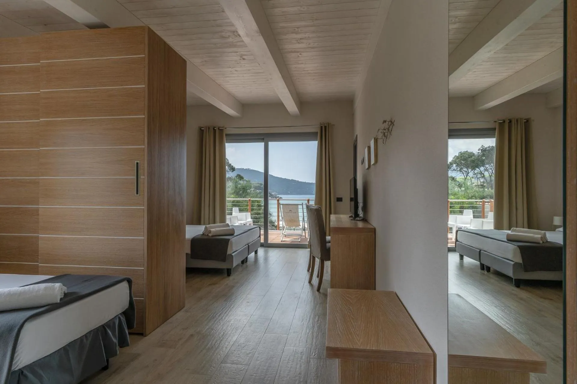 Balcony/Terrace, Bed in Hotel Delfino