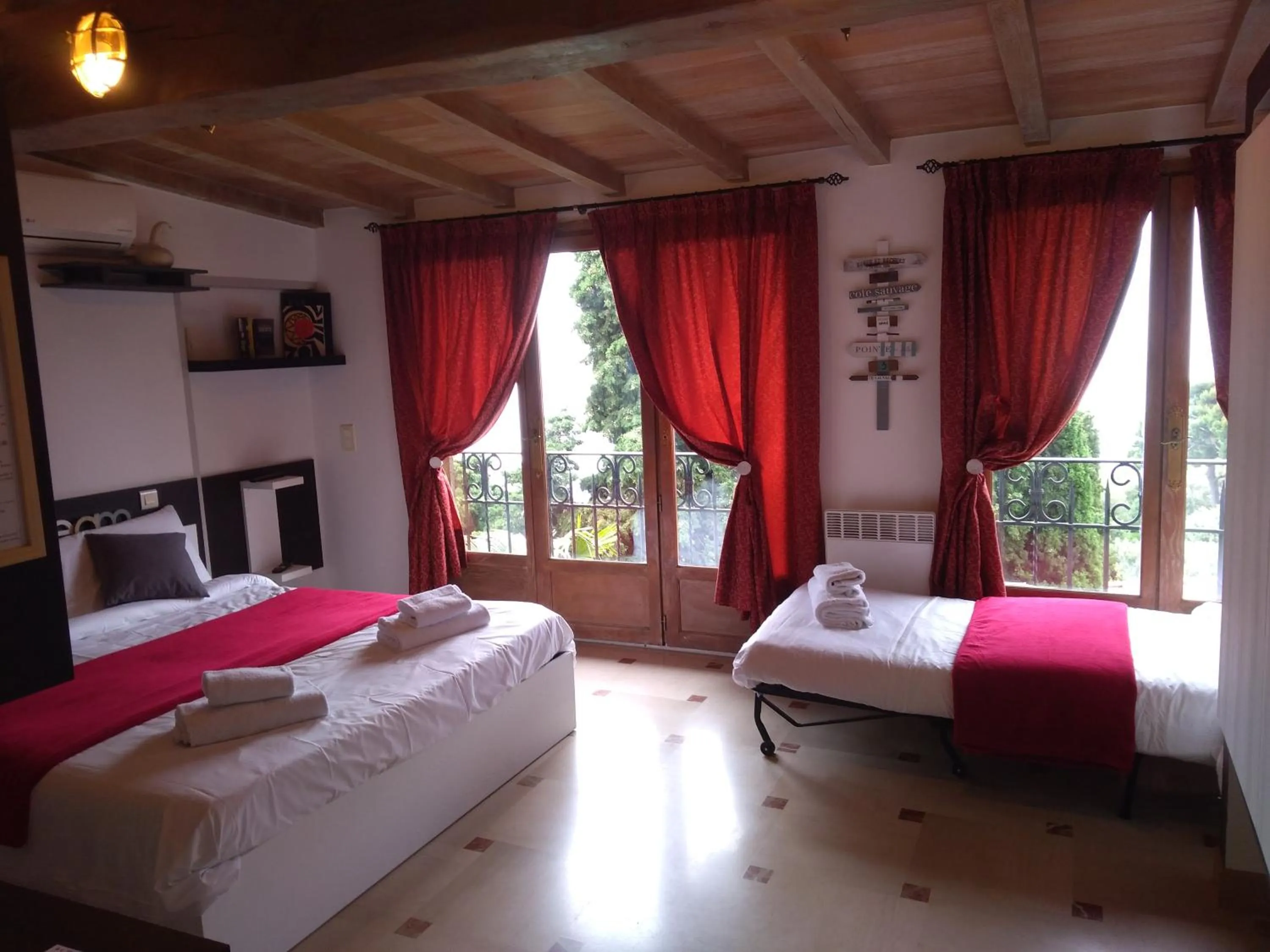 Photo of the whole room in Villa Azur Cap d'Ail