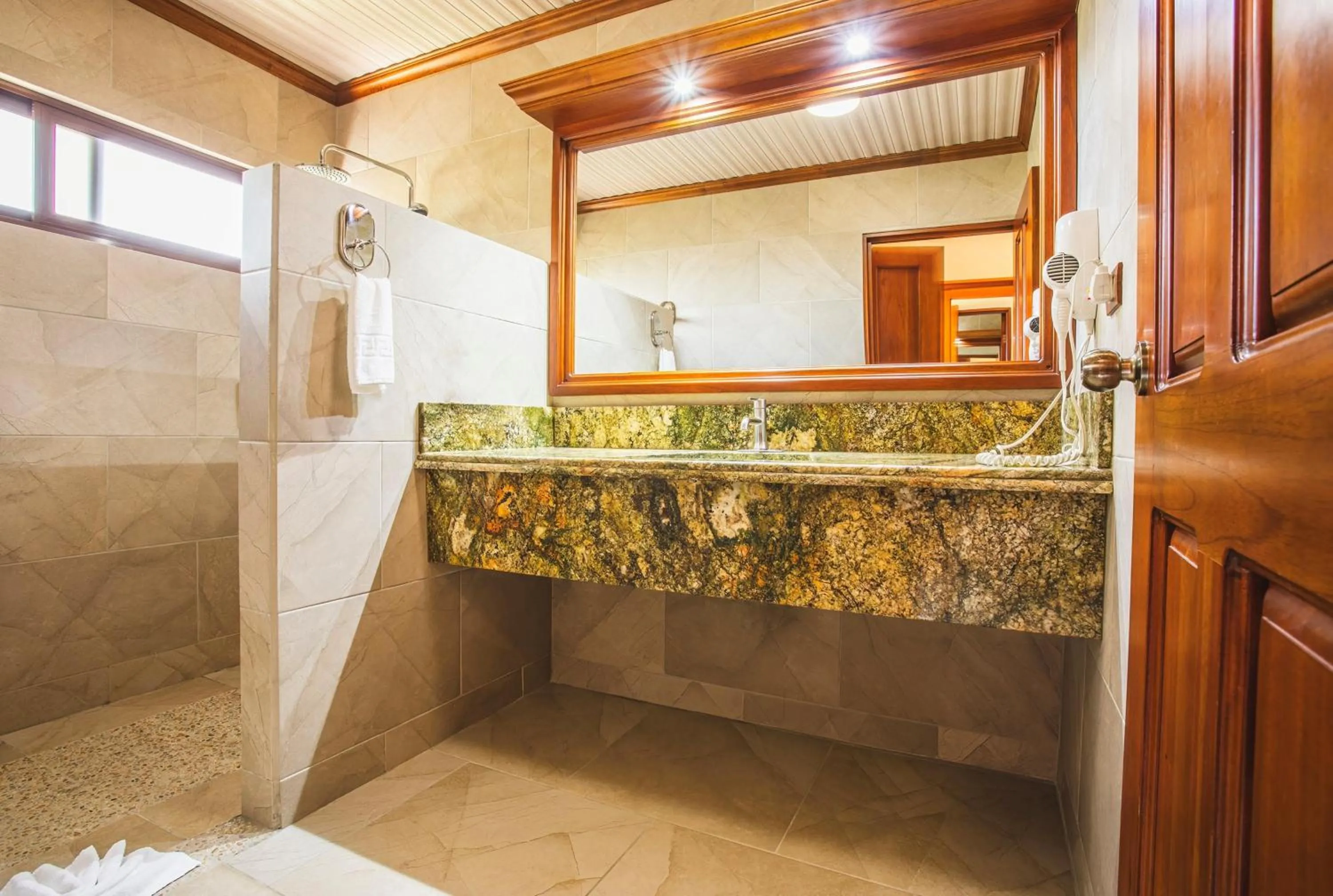 Bathroom in Hotel Los Lagos Spa & Resort