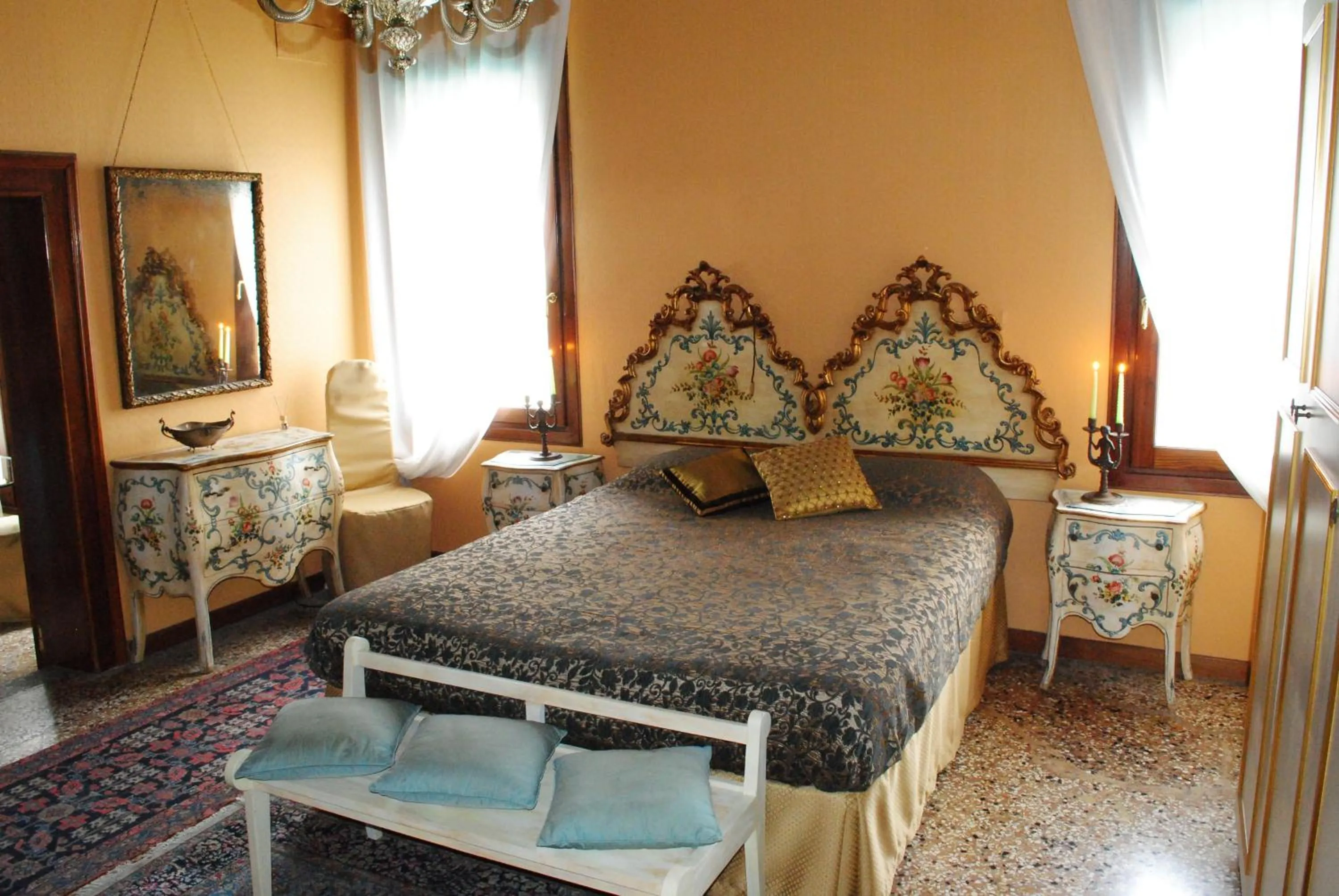 King Suite with Balcony in B&B Luxury San Firmino Canal View
