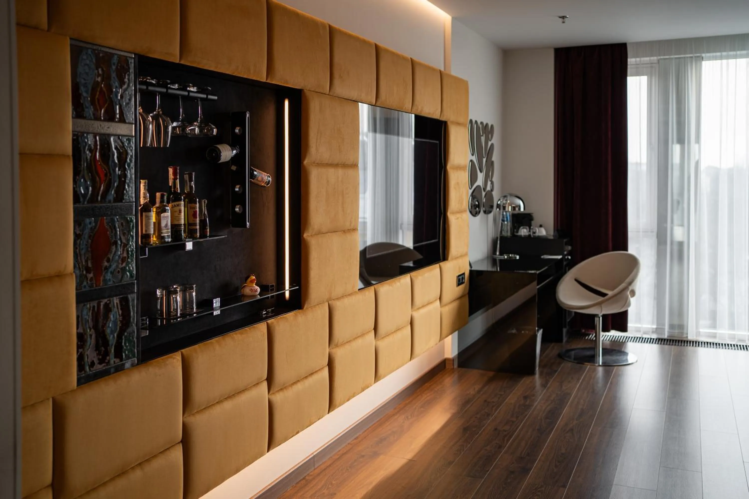 11 Mirrors Design Hotel