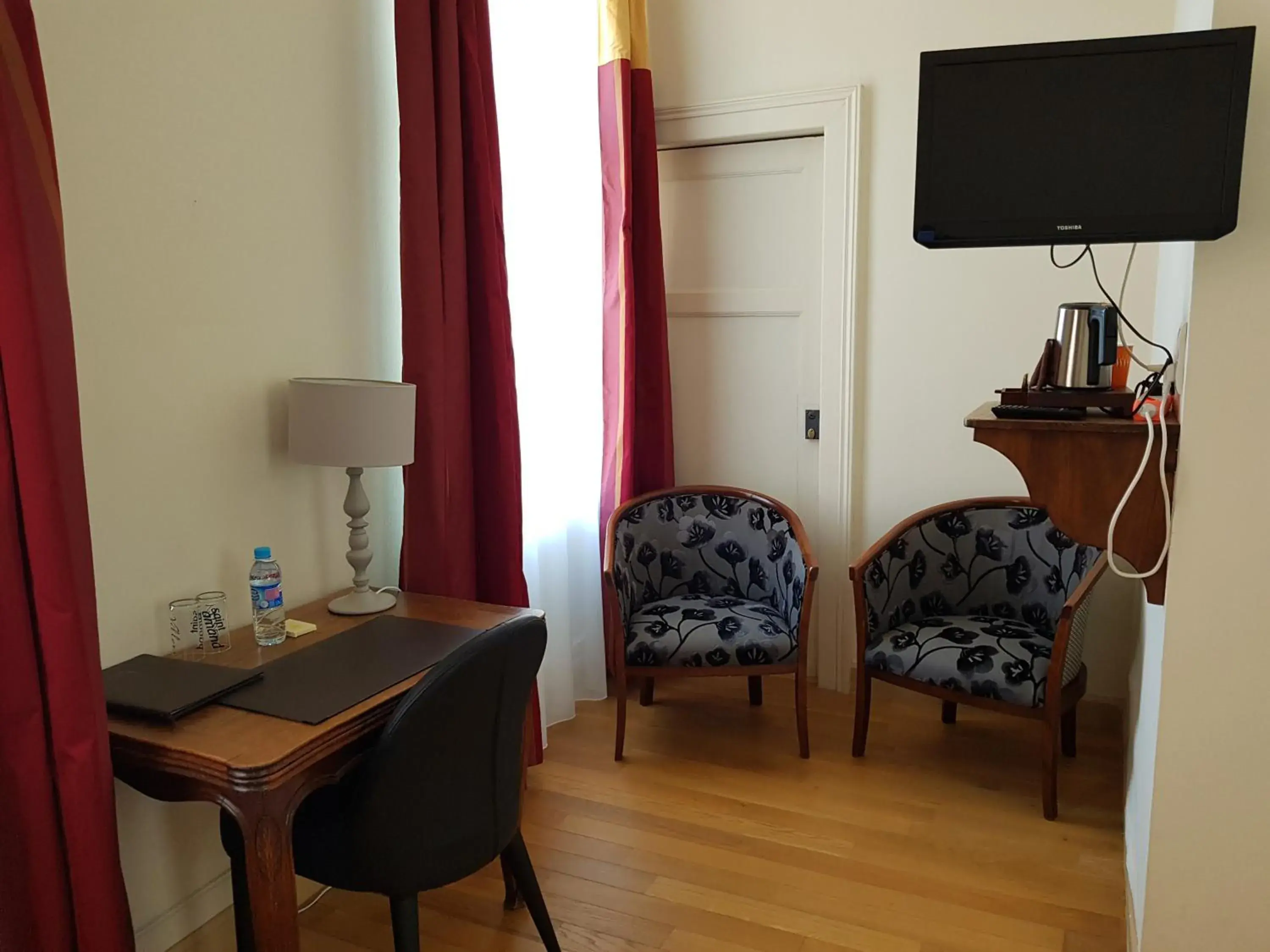 Twin Room in LOGIS - Château de la Motte - Hôtel & Restaurant Twin Room in LOGIS - Château de la Motte - Hôtel & Restaurant