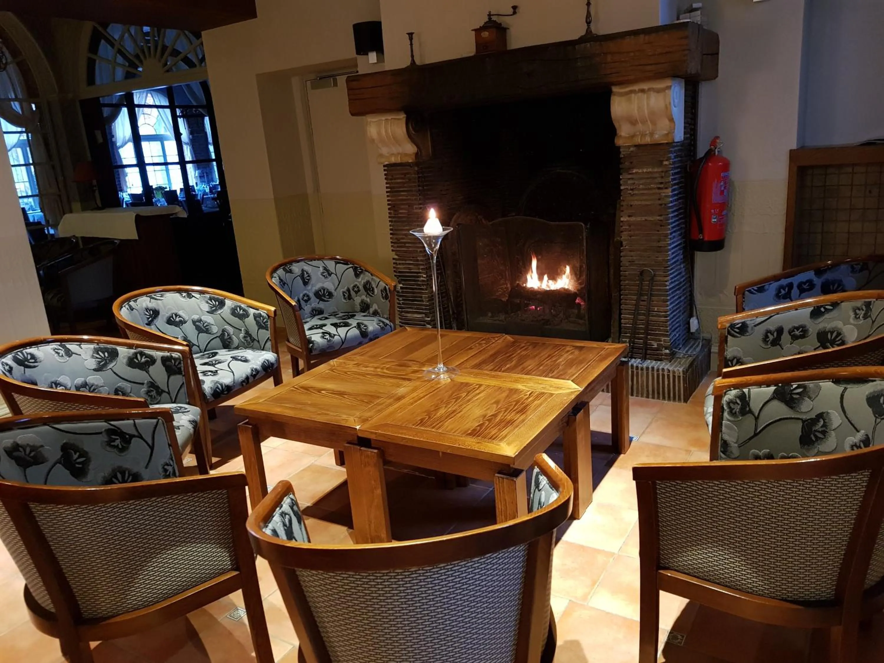 Lounge or bar in LOGIS - Château de la Motte - Hôtel & Restaurant