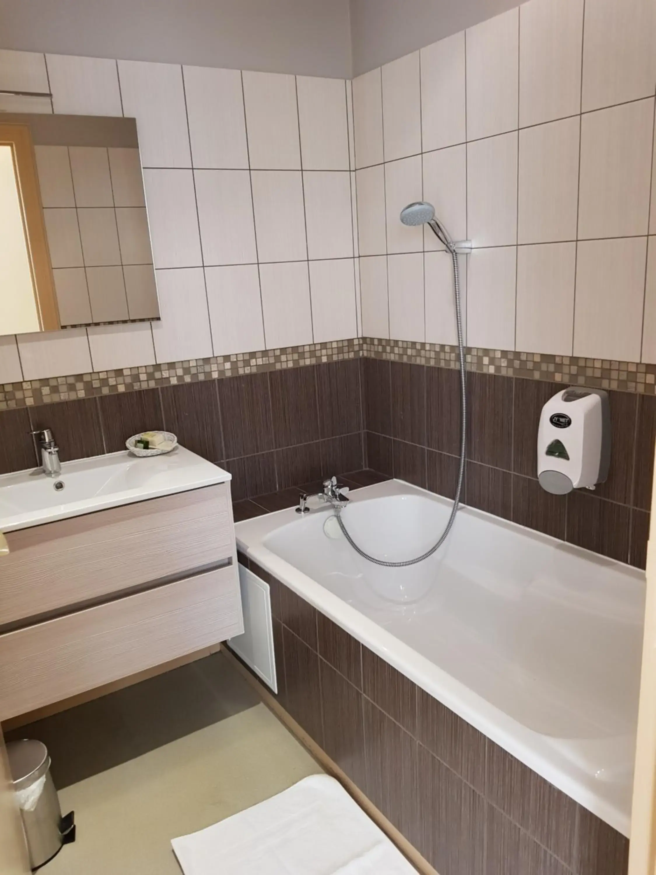 Twin Room in LOGIS - Château de la Motte - Hôtel & Restaurant Twin Room in LOGIS - Château de la Motte - Hôtel & Restaurant