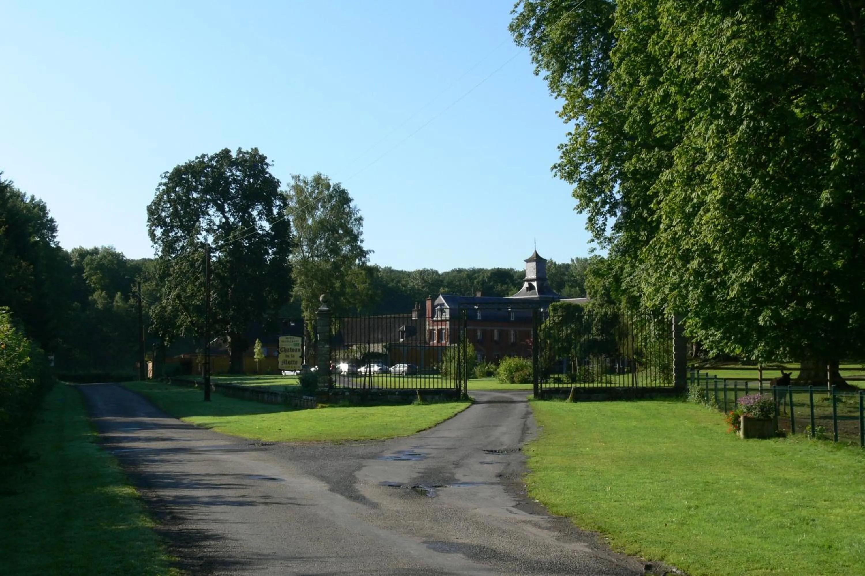 Facade/entrance in LOGIS - Château de la Motte - Hôtel & Restaurant