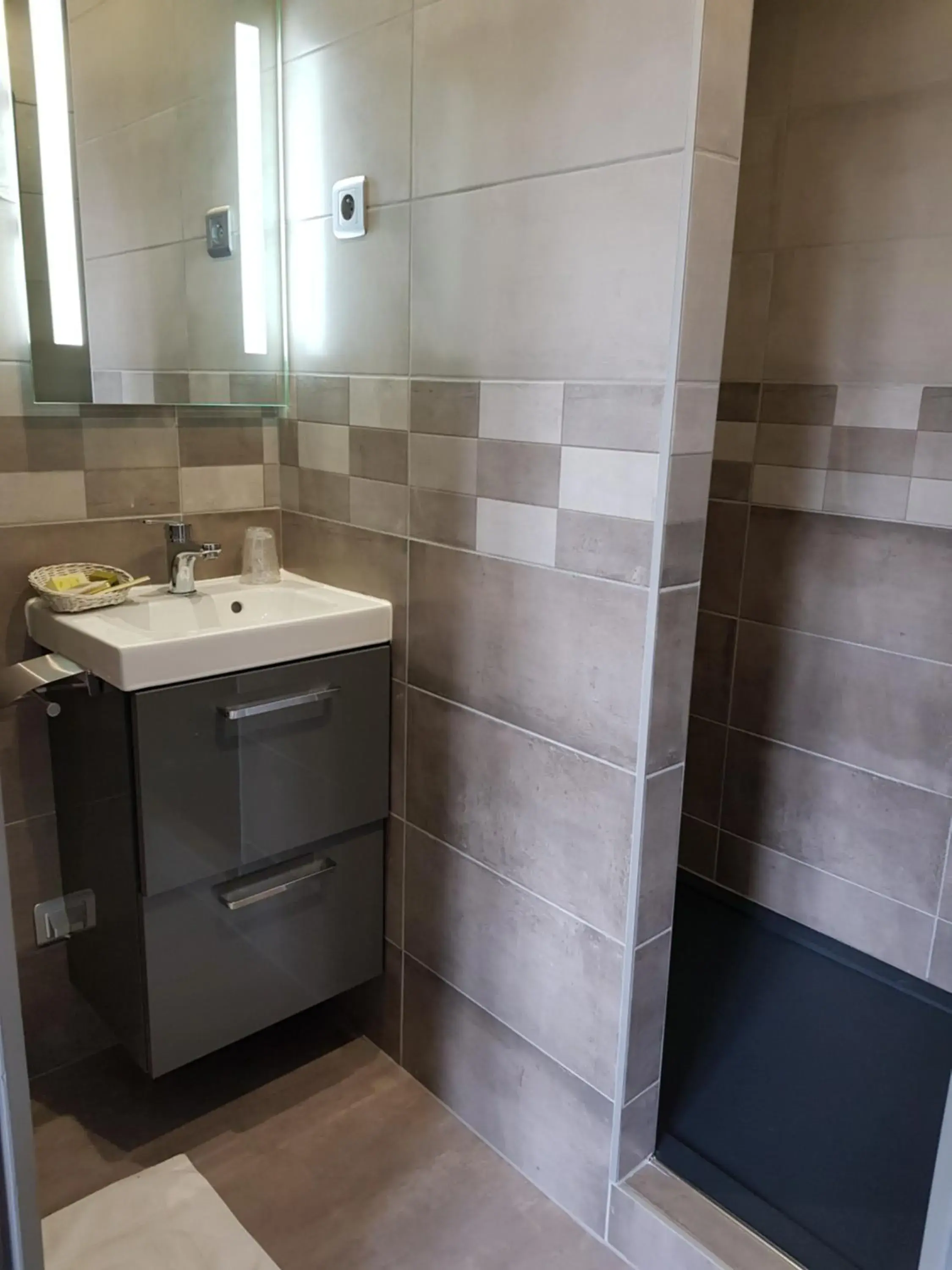 Triple Room in LOGIS - Château de la Motte - Hôtel & Restaurant Triple Room in LOGIS - Château de la Motte - Hôtel & Restaurant