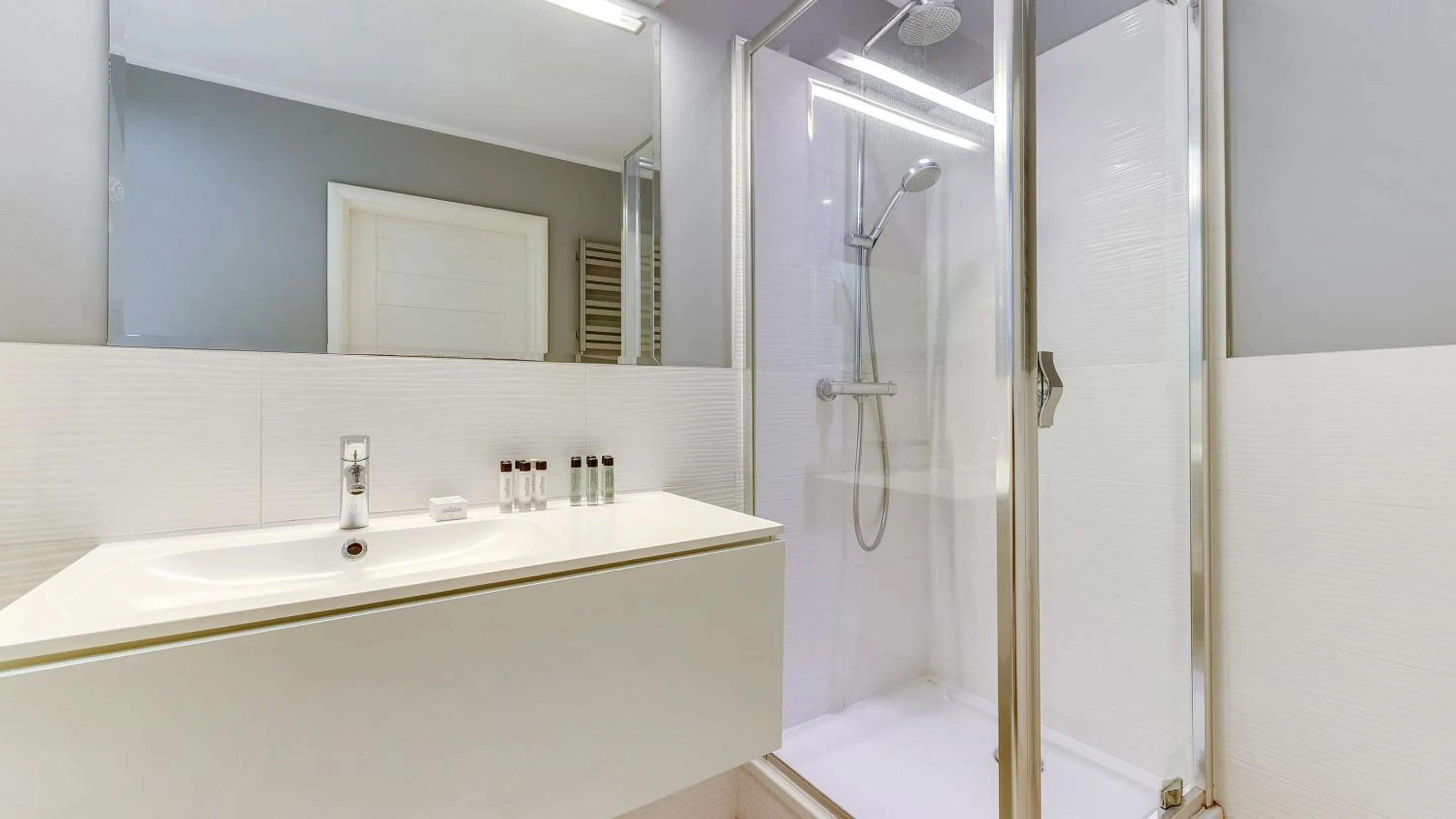 Shower in Dom & House – Old Town Waterlane