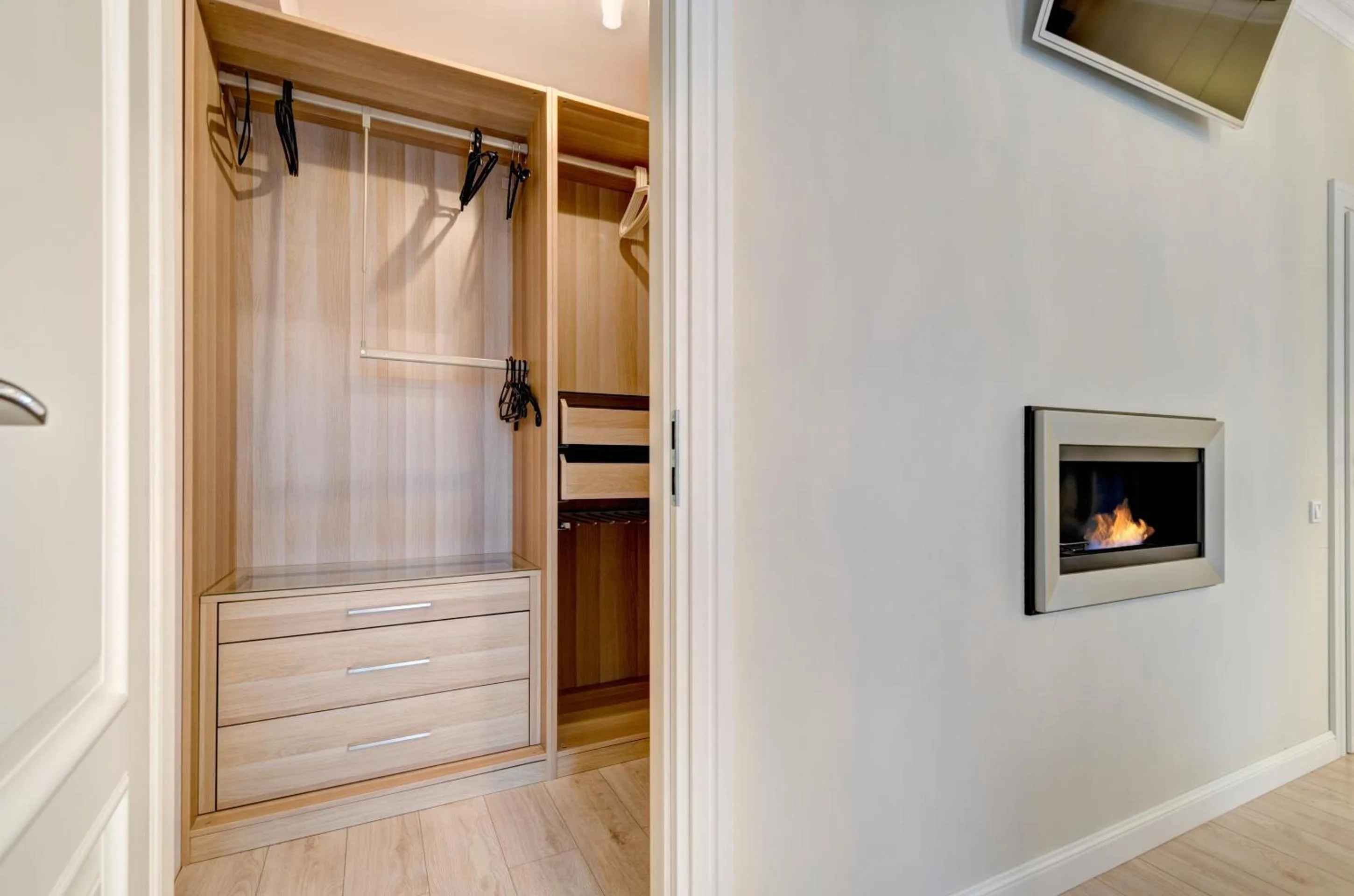 flat iron in Dom & House – Old Town Waterlane