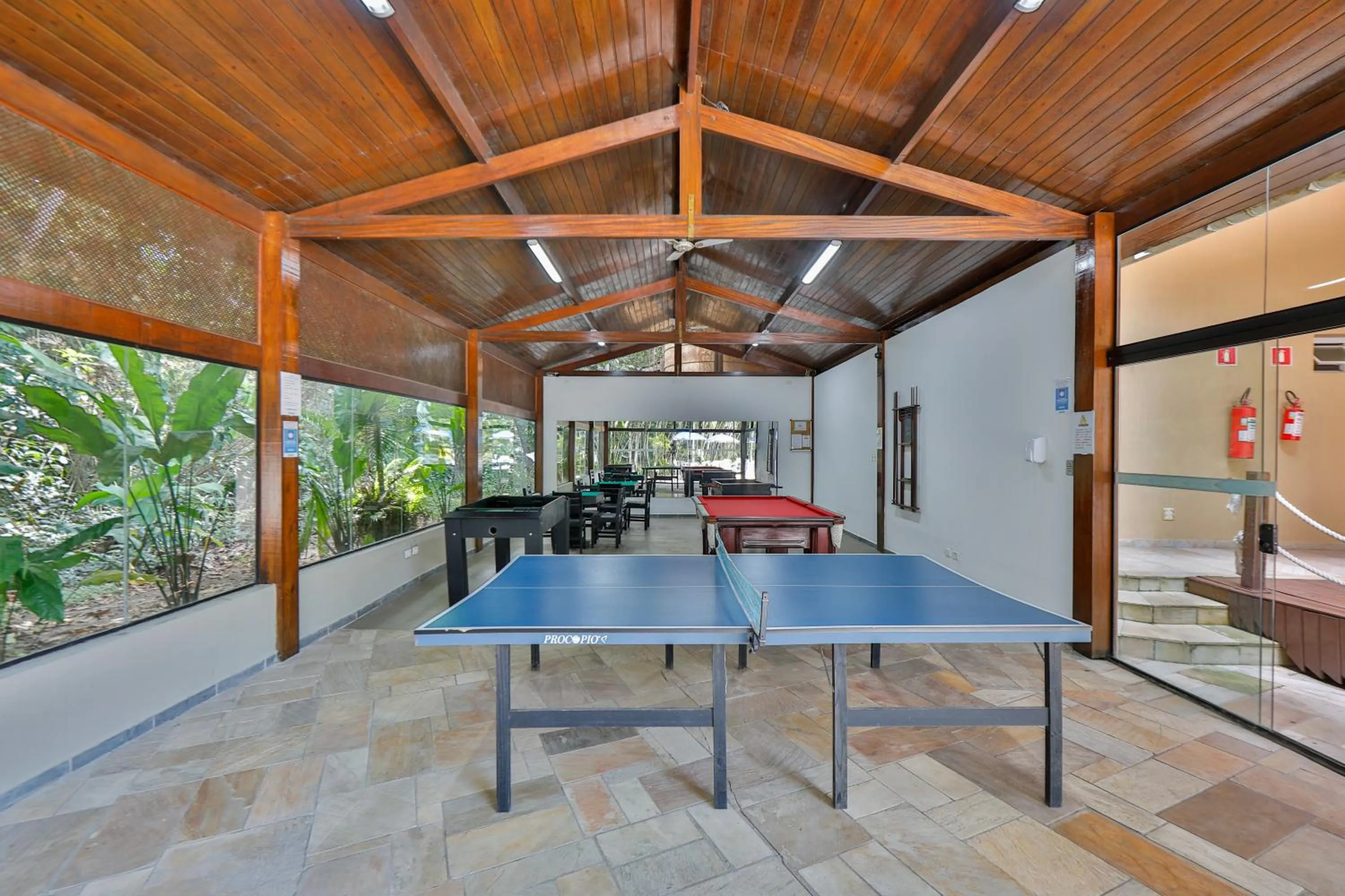 Table tennis in Flat estudio 110 Amarilis Riviera de São Lourenço, 03 piscina climatizada, serviço de hotelaria, limpesa e troca de toalhas diária, carregador veiculo elétrico e servico de praia finais de semana WiFi 500