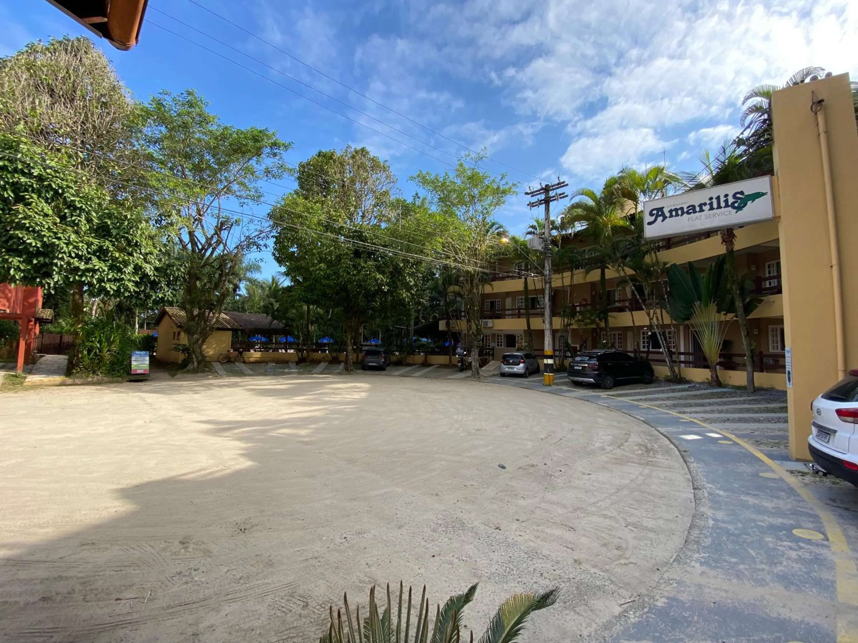 Property building in Flat estudio 110 Amarilis Riviera de São Lourenço, 03 piscina climatizada, serviço de hotelaria, limpesa e troca de toalhas diária, carregador veiculo elétrico e servico de praia finais de semana WiFi 500