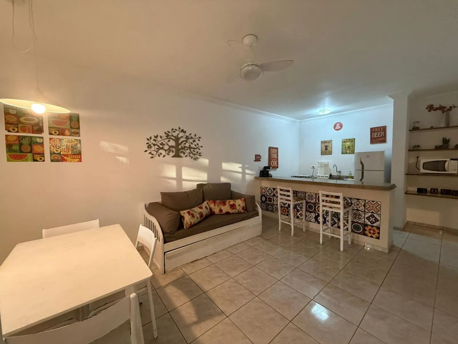 Kitchen or kitchenette in Flat estudio 110 Amarilis Riviera de São Lourenço, 03 piscina climatizada, serviço de hotelaria, limpesa e troca de toalhas diária, carregador veiculo elétrico e servico de praia finais de semana WiFi 500