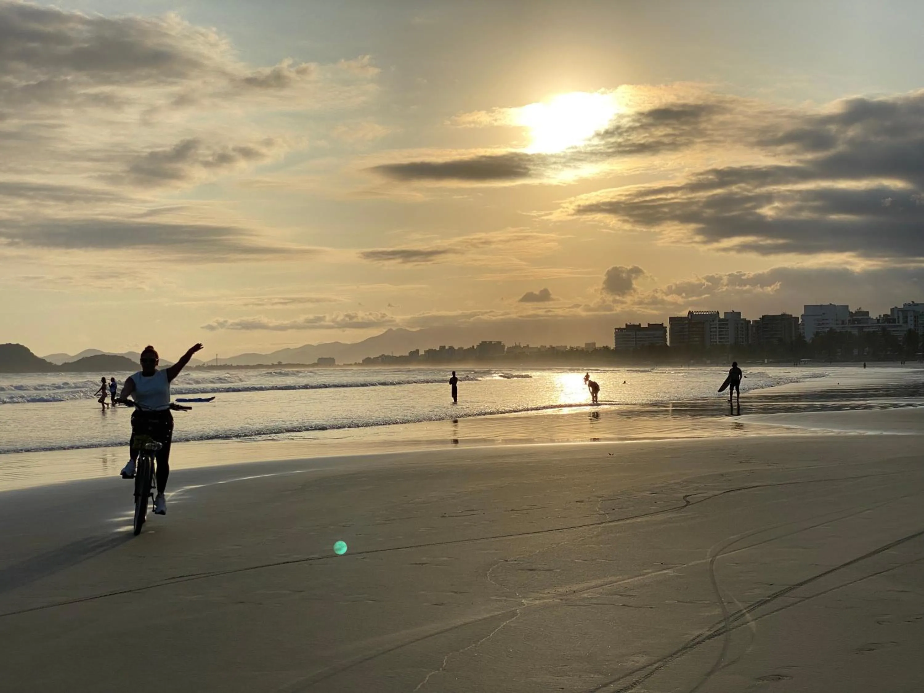 People in Flat estudio 110 Amarilis Riviera de São Lourenço, 03 piscina climatizada, serviço de hotelaria, limpesa e troca de toalhas diária, carregador veiculo elétrico e servico de praia finais de semana WiFi 500