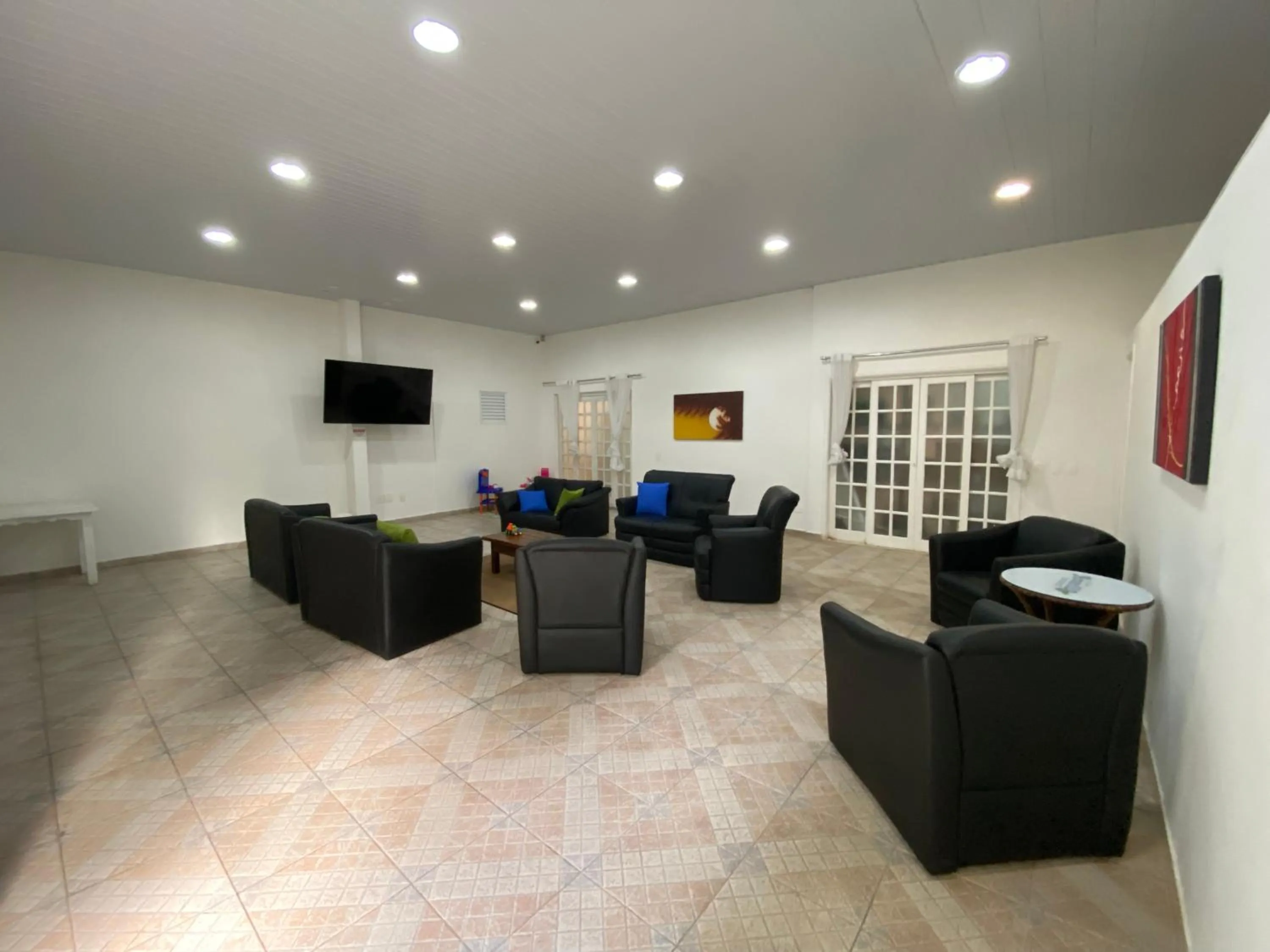 Communal lounge/ TV room in Flat estudio 110 Amarilis Riviera de São Lourenço, 03 piscina climatizada, serviço de hotelaria, limpesa e troca de toalhas diária, carregador veiculo elétrico e servico de praia finais de semana WiFi 500