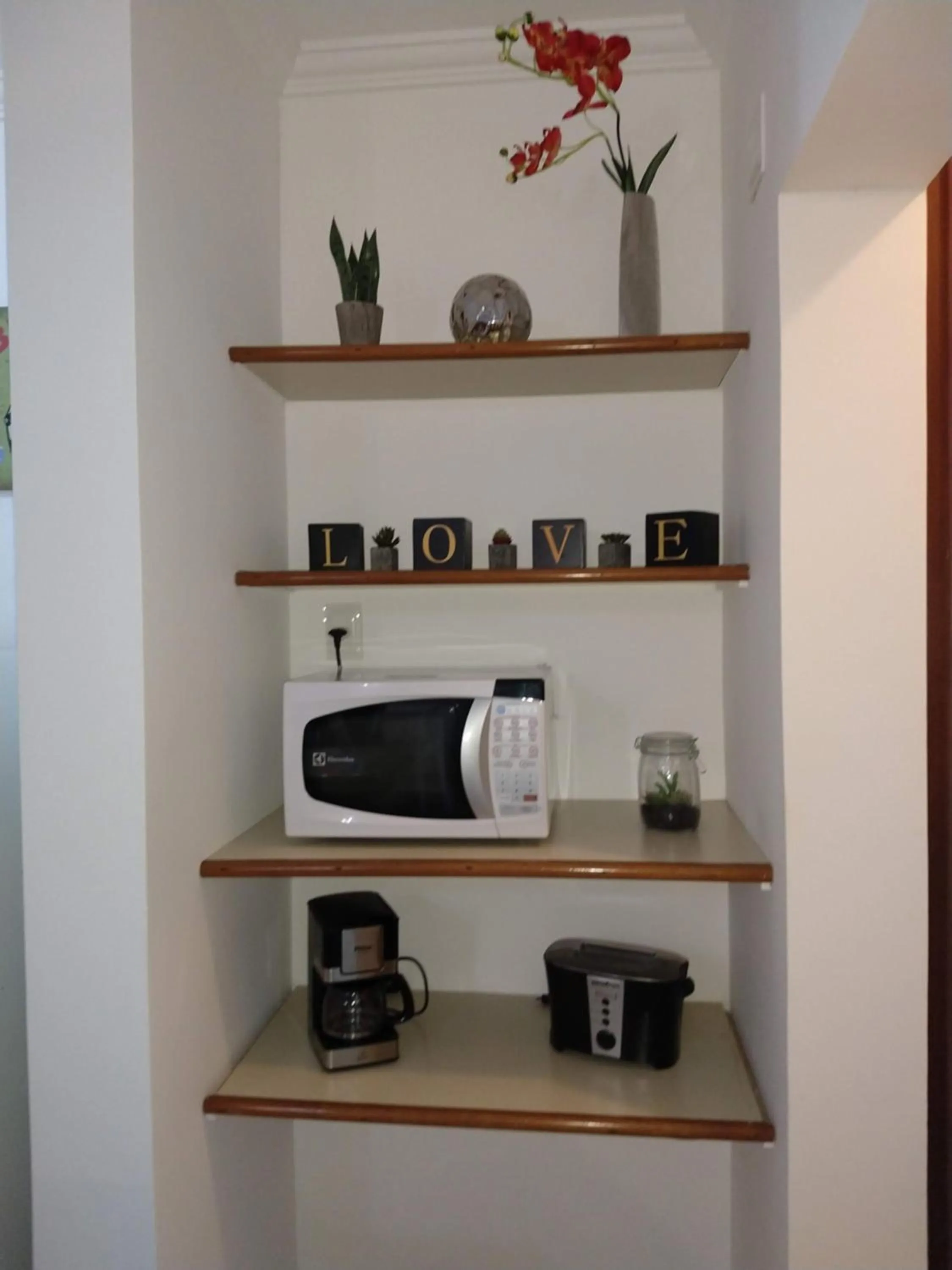 Coffee/tea facilities in Flat estudio 110 Amarilis Riviera de São Lourenço, 03 piscina climatizada, serviço de hotelaria, limpesa e troca de toalhas diária, carregador veiculo elétrico e servico de praia finais de semana WiFi 500