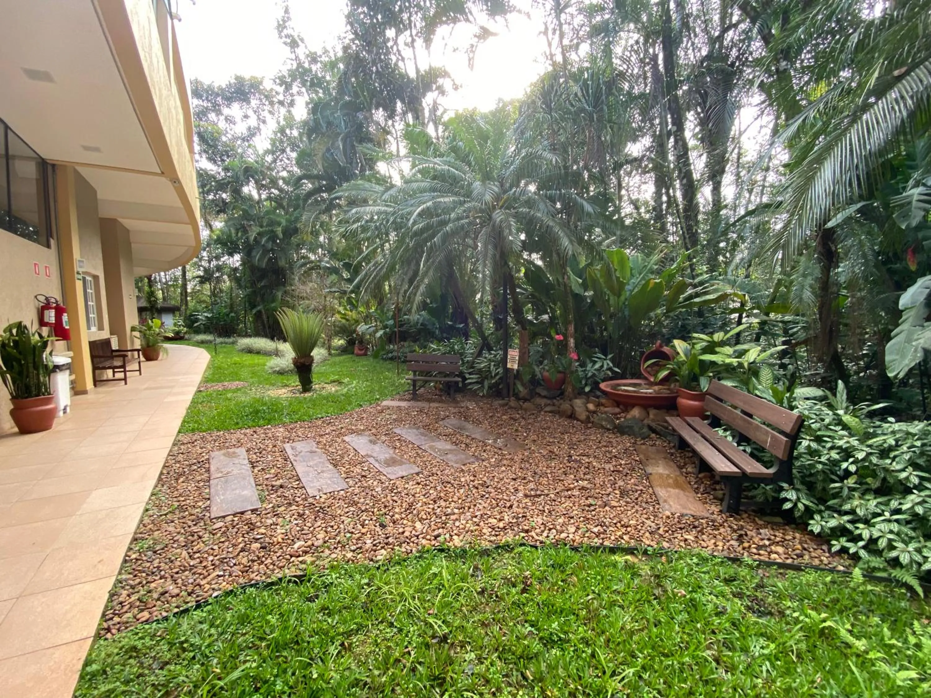 Garden view in Flat estudio 110 Amarilis Riviera de São Lourenço, 03 piscina climatizada, serviço de hotelaria, limpesa e troca de toalhas diária, carregador veiculo elétrico e servico de praia finais de semana WiFi 500