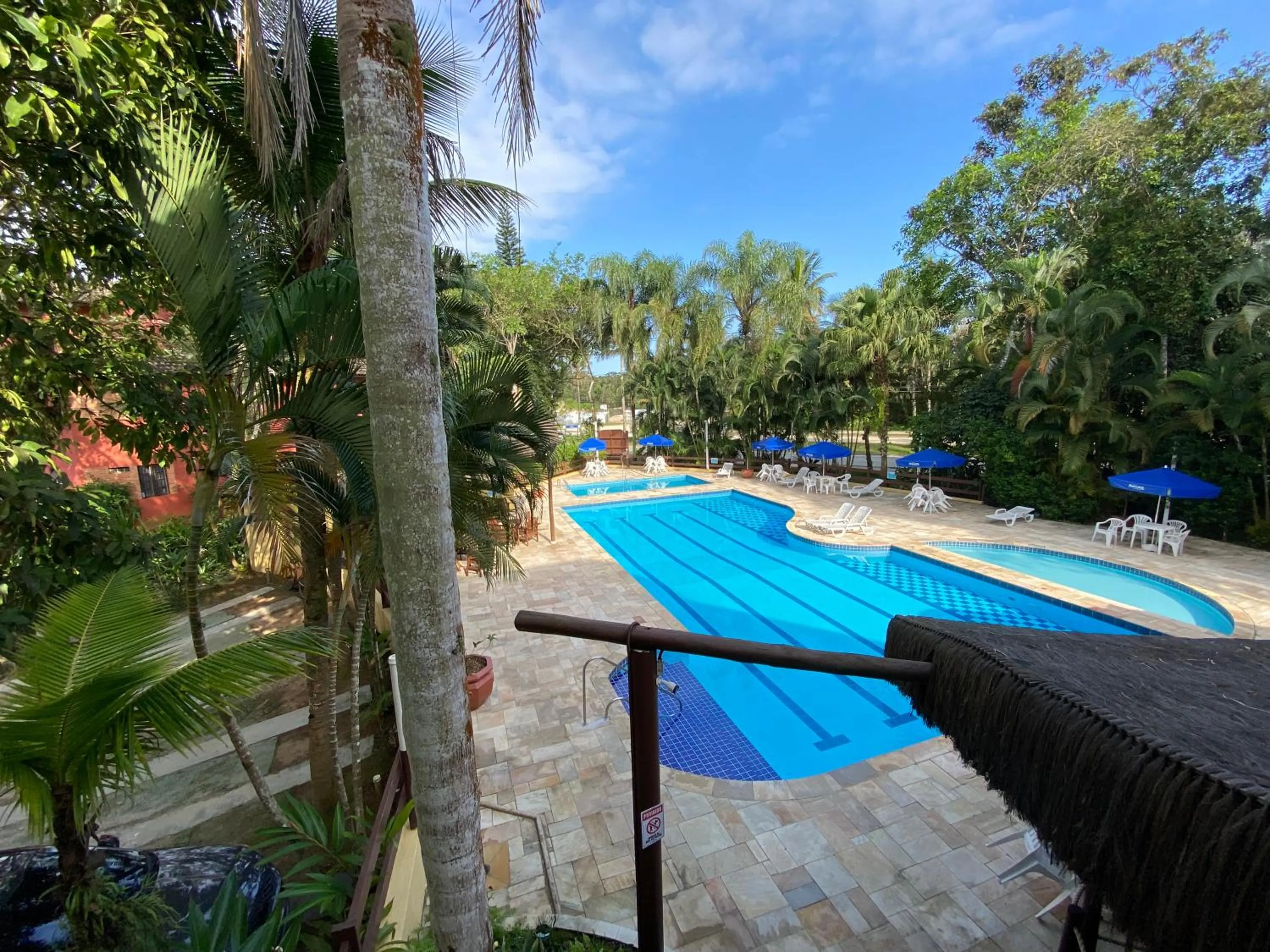 Pool view in Flat estudio 110 Amarilis Riviera de São Lourenço, 03 piscina climatizada, serviço de hotelaria, limpesa e troca de toalhas diária, carregador veiculo elétrico e servico de praia finais de semana WiFi 500