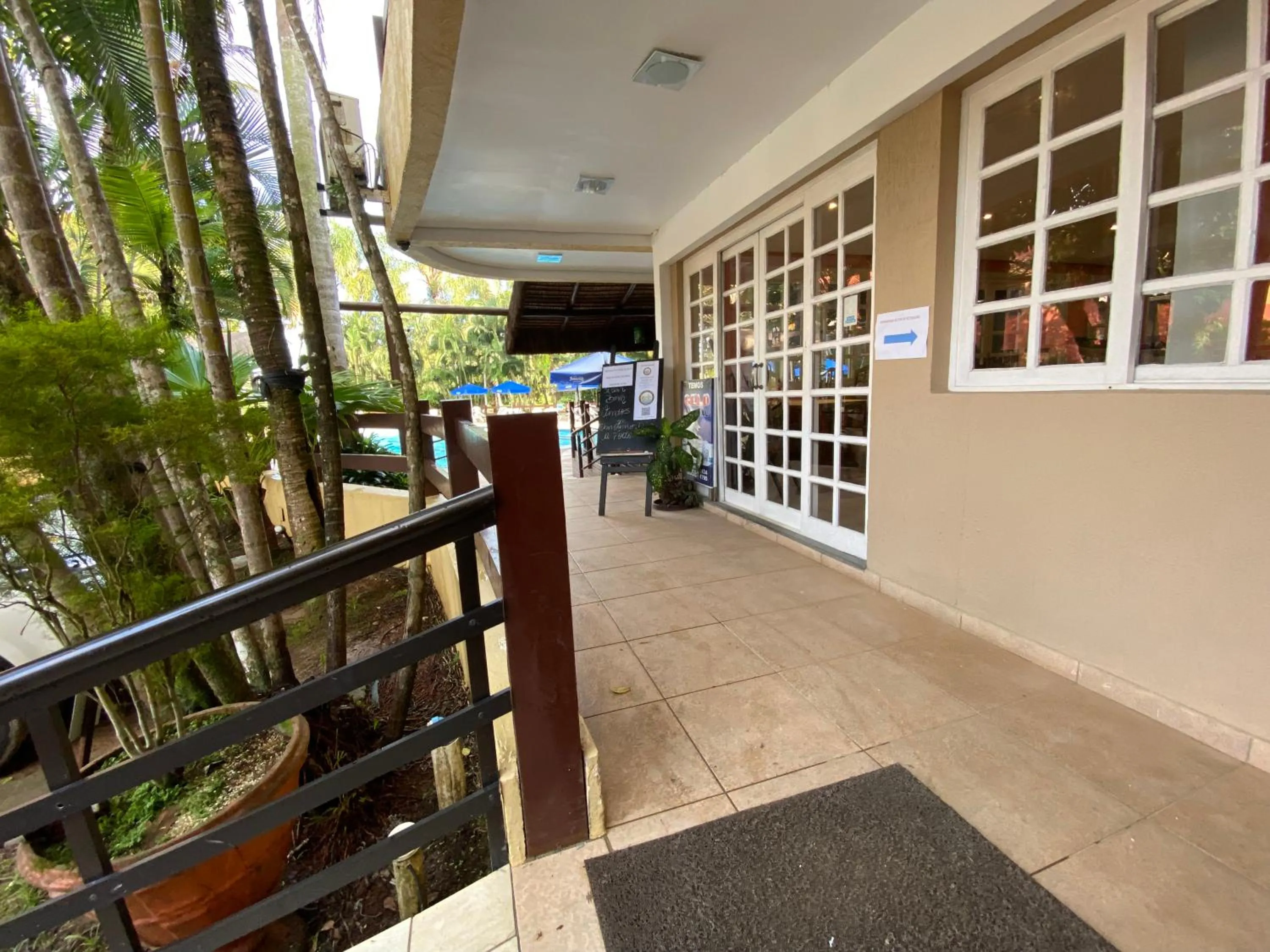 Balcony/Terrace in Flat estudio 110 Amarilis Riviera de São Lourenço, 03 piscina climatizada, serviço de hotelaria, limpesa e troca de toalhas diária, carregador veiculo elétrico e servico de praia finais de semana WiFi 500