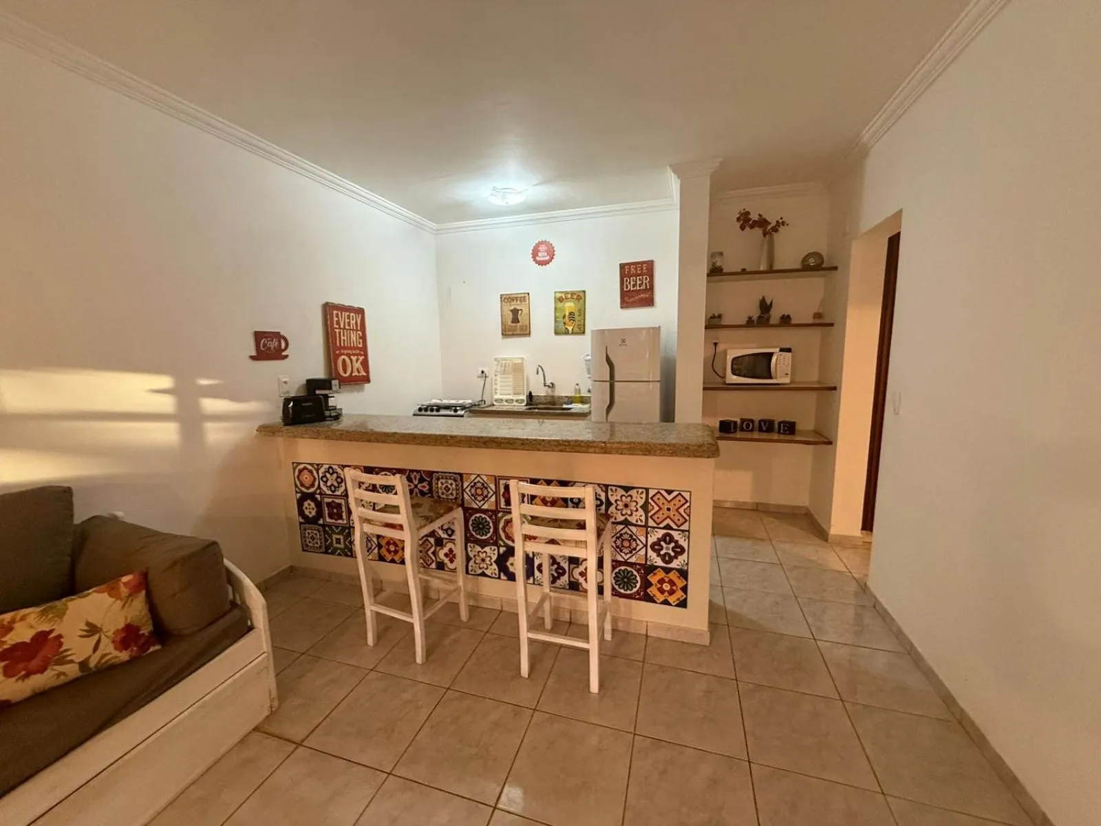 Kitchen or kitchenette in Flat estudio 110 Amarilis Riviera de São Lourenço, 03 piscina climatizada, serviço de hotelaria, limpesa e troca de toalhas diária, carregador veiculo elétrico e servico de praia finais de semana WiFi 500