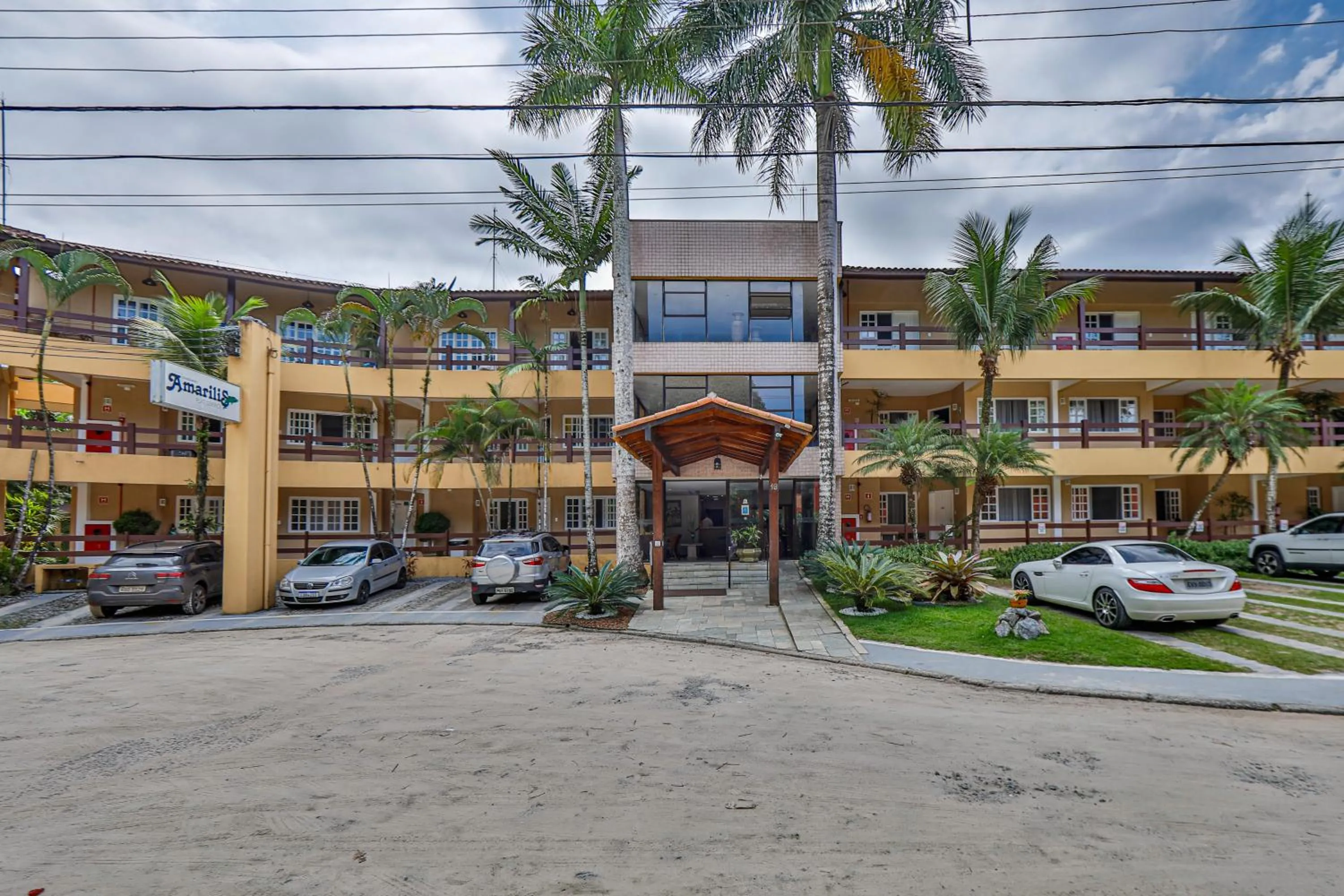 Parking in Flat estudio 110 Amarilis Riviera de São Lourenço, 03 piscina climatizada, serviço de hotelaria, limpesa e troca de toalhas diária, carregador veiculo elétrico e servico de praia finais de semana WiFi 500