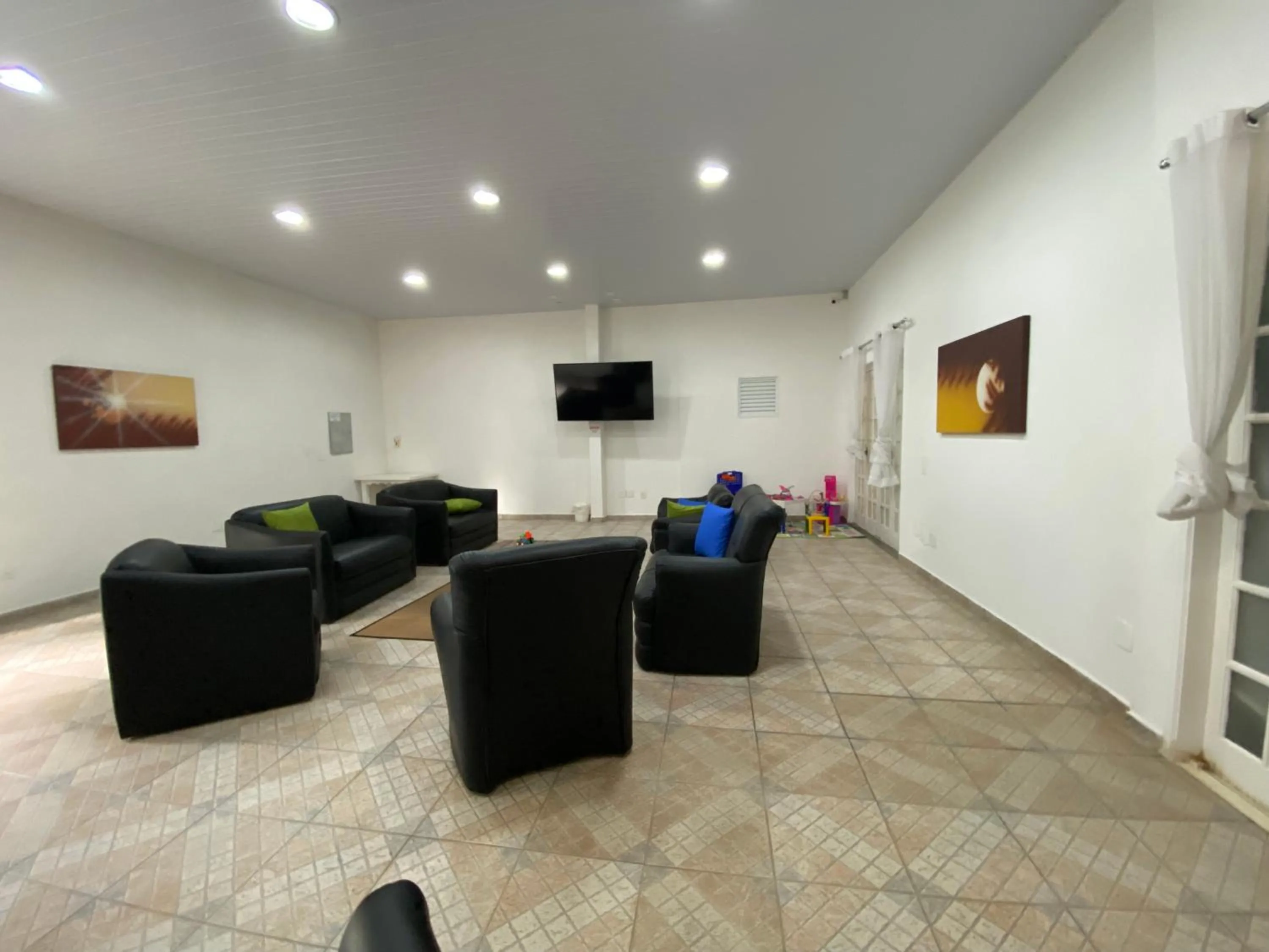 Communal lounge/ TV room in Flat estudio 110 Amarilis Riviera de São Lourenço, 03 piscina climatizada, serviço de hotelaria, limpesa e troca de toalhas diária, carregador veiculo elétrico e servico de praia finais de semana WiFi 500