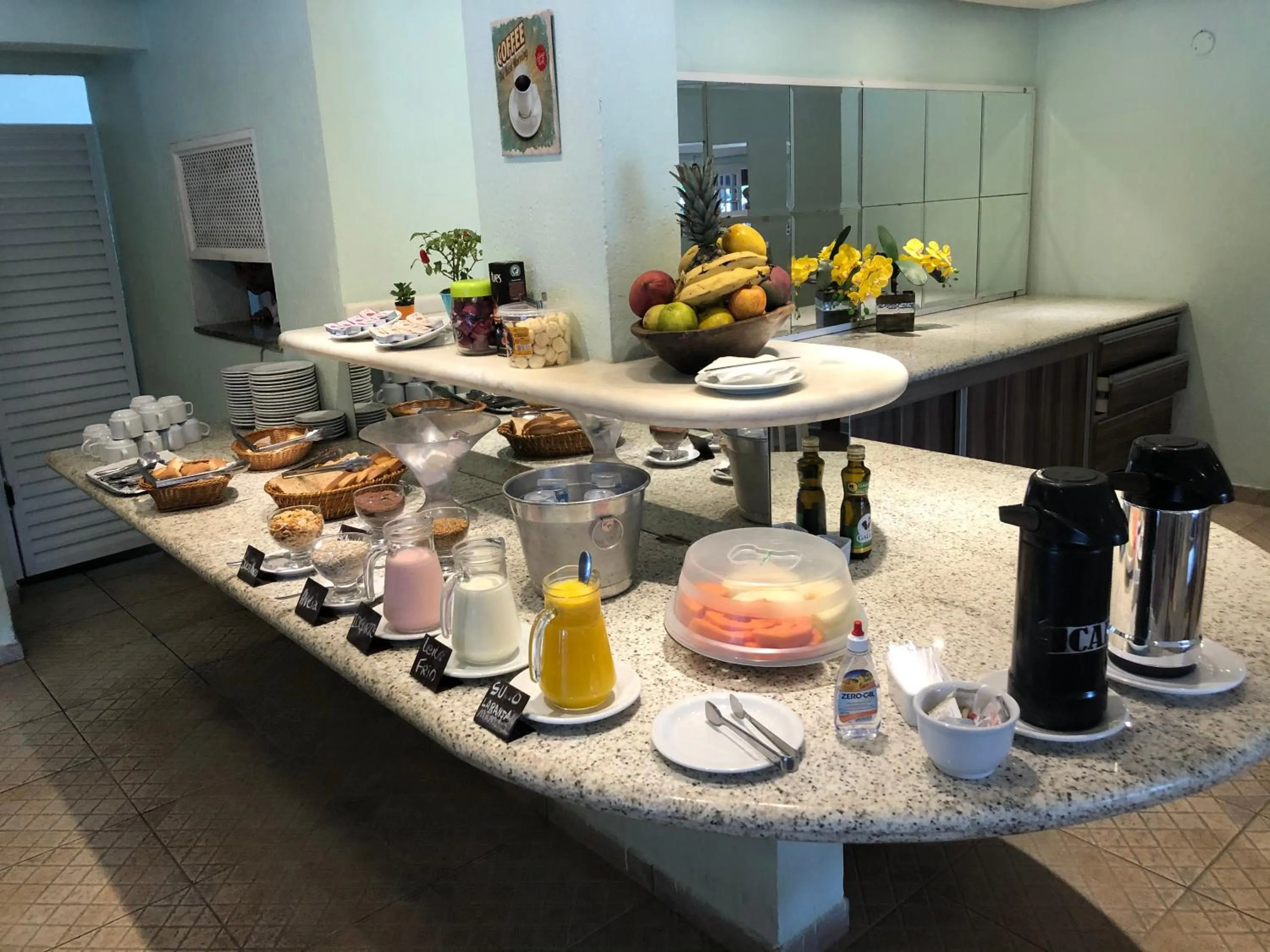 Restaurant/places to eat in Flat estudio 110 Amarilis Riviera de São Lourenço, 03 piscina climatizada, serviço de hotelaria, limpesa e troca de toalhas diária, carregador veiculo elétrico e servico de praia finais de semana WiFi 500